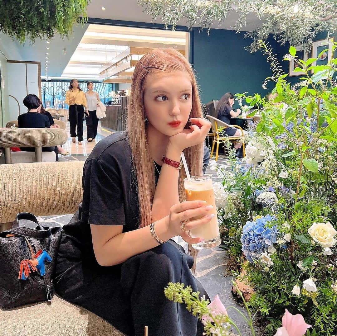 紗蘭のインスタグラム：「韓国に来てます🇰🇷💕 韓国は梅雨入りしてて毎日湿気と戦ってる🫨 髪の毛パヤパヤ〜💦 韓国は安定に可愛いカフェがたくさんあって、今回もみさとが連れてってくれたよ🙏🏻🩵 📸by @misato_hagio  #seoul #koreatrip #seoulcafe #mondaytosunday」
