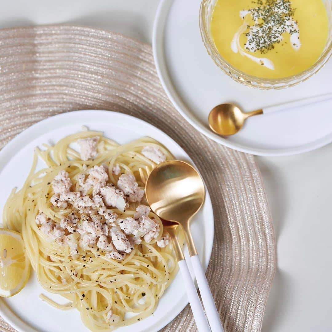 早川実季のインスタグラム：「最近の趣味はお料理🥣 いつもストーリーだけど、たまには投稿も🪄  鶏とセロリのレモンクリームパスタを作りました🍋♡ 大ファンの料理研究家さんのレシピ🍳  この日はカラトリーやお皿も新しいものを🤍🦢 @hyacca_gift さんに結婚祝いでいただいた大好きなクチポールとお皿、ナフキンのセット🎁🎀  食卓が明るくなって嬉しい🥹💕  #hyacca #クチポール #cutipol #手作りごはん #お料理 #お料理記録 #結婚祝い #ギフト」