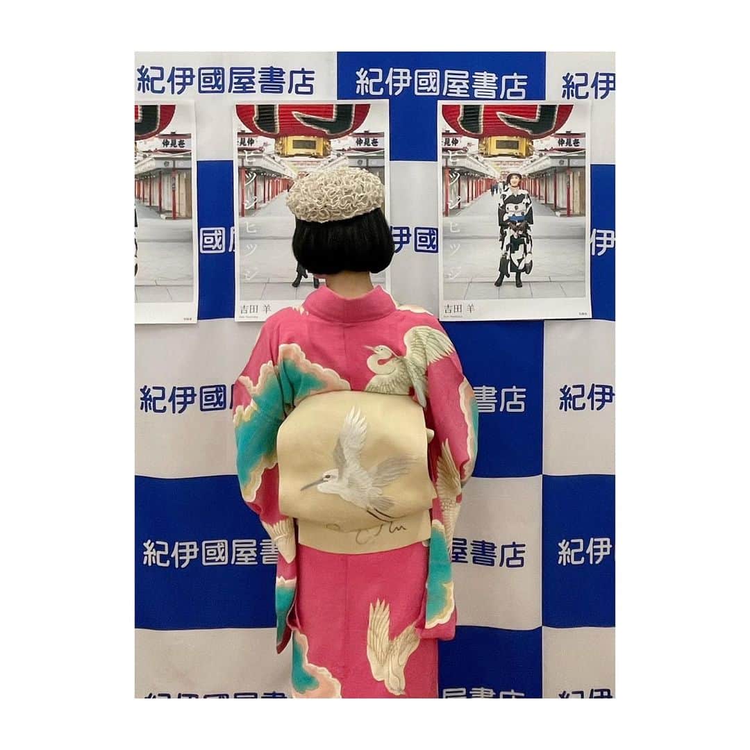 吉田羊さんのインスタグラム写真 - (吉田羊Instagram)「「ヒツジヒツジ」お渡し会in福岡・大阪、 無事に終わりました。地方でのお渡し会開催を叶えてくださった両書店様に、心より、御礼申し上げます。  会いにきてくださった皆様、お暑い中本当にありがとうございました。中には浴衣や夏着物など和装でいらしてくださった方もいて、それぞれのこだわりや装いにびっくりしたり感嘆したり興味津々だったりと、あな嬉し忙し。大阪では、徹子の部屋で被っていたあみあみベレーに気付いた方も多く、実物が見られて嬉しいと喜んでくださる姿にこちらが嬉しくなりました。  福岡「TSUTAYA BOOK STORE 積文館書店　マークイズ福岡ももち店」さん、控え室と会場いっぱいに「おかえり」の言葉を掲げ迎えてくださり本当にありがとうございました。 東京へ出て久しく、いつしか東京へ「帰る」と言うようになった私には、こうしておかえりと言って頂ける場所がまだここにもあったのだと、じんと胸が熱くなりました。  大阪「紀伊國屋書店グランフロント大阪店」さん、トークなしのため、ひたすら本をお渡ししていく時間の中で、ファンの皆様がそれぞれ懸命に言葉や想いを伝えようとしてくださるその姿を、温かく見守り、笑顔で受け止めてくださったこと、本当にありがたかったです。時間制限いっぱいを、時にはオーバーしてもお一人お一人に使わせて下さりありがとうございました。図らずも、看板のデザインが折り紙の鶴で、衣装の鷺尽くしに「鳥」でリンクしていて嬉しかったなぁ。  また、7/7からの各イベントを支えてくださった宝島社さん始めスタッフの皆さん、本当にありがとうございました。「ヒツジヒツジ」にも着物にも、流行りはありません。これから息長く、皆様に楽しんでいただけたらと願っておりますので、引き続きどうぞよろしくお願いいたします。  さて、次はマトウヒツジでお会いしましょう。 着物を通した「ワクワクと出逢い」をあれこれご用意してお待ちしています！  Hair&Make:岩本みちる 着物協力:暮らし家  The "Hitsuji Hitsuji" event in Fukuoka and Osaka has finished successfully.  Thank you very much to everyone who came to visit there and to all the staff who supported it. See you next time at the kimono event "Matou Hitsuji"! We are waiting for you with lots of excitement!  #ヒツジヒツジ #マトウヒツジ #kimonostyle #antiquekimono #kimono #japanesekimono #modernkimono #actress #matouhitsuji」7月17日 18時47分 - yoshidayoh_official