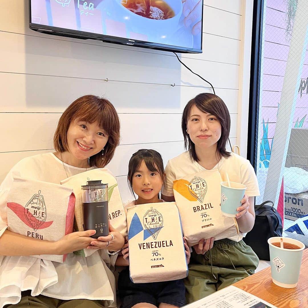 市川歩美のインスタグラム：「恵比寿でフォロワーさんにお会いしました♡  かわいいお嬢さまとも楽しくおしゃべり。チョコレートドリンク作りを楽しむ姿が、かわいかったです。  「meiji のむチョコCafe5300」がほんとに素晴らしいので、ぜひでかけてくださいね。  540円とは思えない、レベルの高いチョコレートドリンクメニューを味わえます。  好きなチョコレートを選んでオリジナル、チョコレートドリンクを作ることもできて、夏休みのプチ研究気分。  テーブルでチョコレートドリンクマシーンを体験しているみなさんが、とても楽しそうでした🥰  詳しくは記事にする予定です。またお知らせしますね。  場所は恵比寿の The holiday 2023年7月17日（月）～8月13日（日） OPEN 11：00　CLOSE　19：00 ※毎週金曜日のみ　CLOSE　22：00 ※期間中はテイクアウトのみ、金曜のバータイムのみイートイン可能。  〒150-0021 東京都渋谷区恵比寿西1-4-5 TEL：03-6455-0704  #チョコレート #チョコレート大好き  #ショコラ #チョコレート好きと繋がりたい  #chocolate  #ilovechocolate  #chocolat #chocolatelovers  #chocolate #チョコレートドリンク #恵比寿カフェ #チョコレートドリンクメーカー」