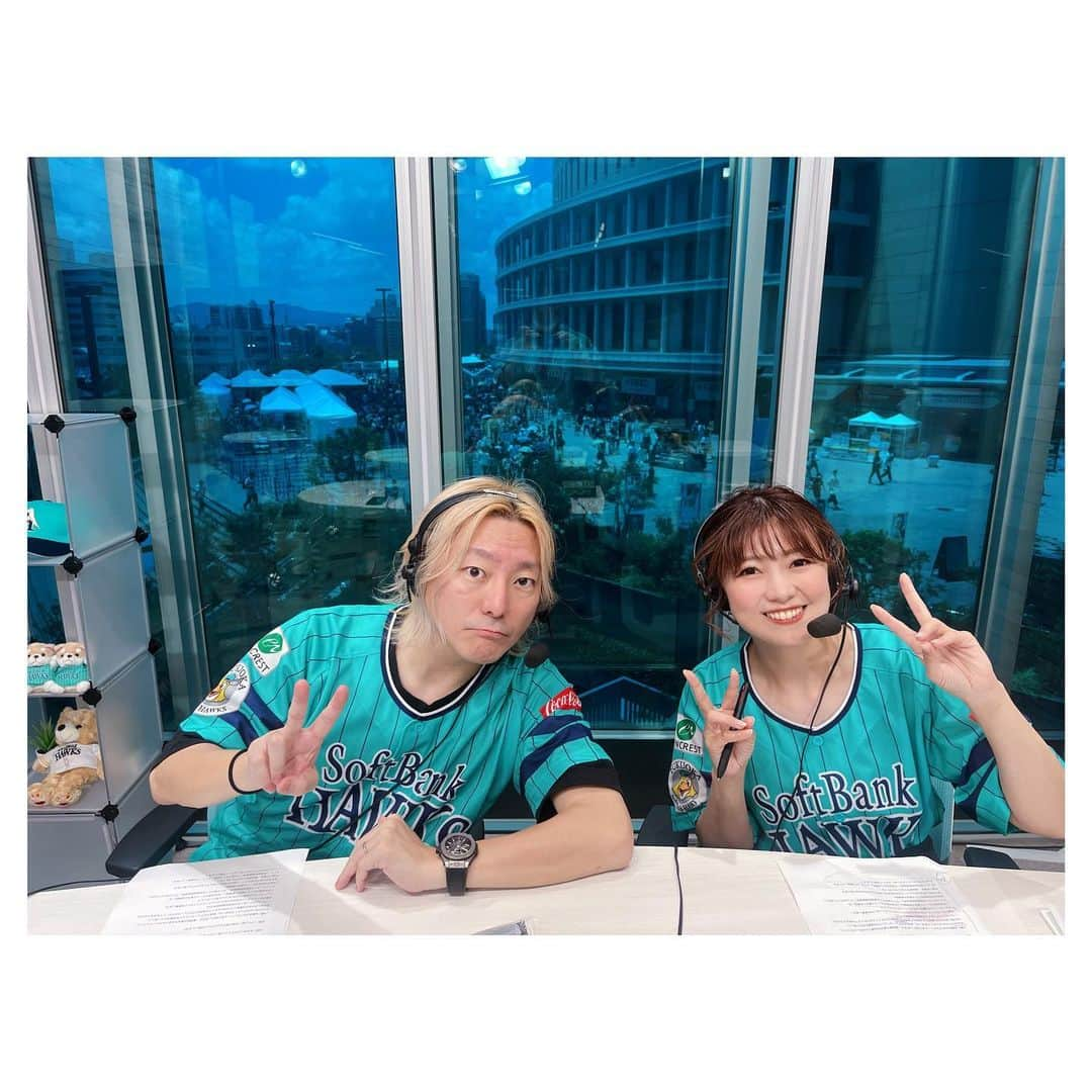 川崎優さんのインスタグラム写真 - (川崎優Instagram)「. . スポーツライブ＋⚾️✨ 熱血応援副音声で、音楽プロデューサーであり、生粋のホークスファンでもある松隈ケンタさんと副音声をさせていただきました！📣 松隈さんは、ホークス球団創設85周年、ドーム開業30周年記念テーマソング『KIDS ARE ALRIGHT』を作詞作曲していらっしゃいます＾＾ 歌詞を読んでいたら…ホークスファンは皆共感するんじゃないかなというくらい観戦の時の景色がリアルに描写されているので注目です…❤️‍🔥  約３時間、選手たちの登場曲のことから、音楽づくり…BiSHのメンバーをホークス選手に例えて解説していただいたり 音楽×野球という観点からめちゃくちゃ贅沢なお話を聞かせていただきました😳✨  試合は痺れるような展開で、終盤観入って黙ってしまいましたが（笑）東浜投手の力投、敵ながらあっぱれな宮城投手…先発陣の投げ合いに胸が熱くなりました‼️  もはや途中、我々は居酒屋でテレビを観ながら喋ってるのかなというテンションになっておりました、、、楽しすぎた🥳 チームは苦しい状況が続いてますが、 やっぱり野球は面白い⚾️✨  まだまだ残りのシーズンここから！ 全力で応援していきたいと思います💪❤️‍🔥  #福岡ソフトバンクホークス #sbhawks」7月17日 18時49分 - yuu__noir