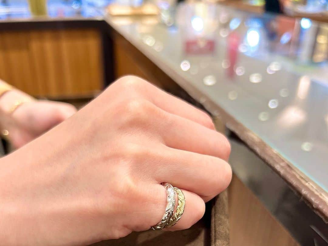 ハワイアンジュエリーのWailea（ワイレア）さんのインスタグラム写真 - (ハワイアンジュエリーのWailea（ワイレア）Instagram)「大阪高島屋店です🌺  〜リングの重ね付けコーディネートのご紹介〜  ワイレアのオーダーメイドジュエリーは、無数のコーディネートができることも楽しみのひとつです🌿  幅広リング×細身リングの重ね付けは、ボリューム感が出て、ハワイアンジュエリーの特徴でもある彫りがよりダイナミックに！  細身のリング同士でも素材やカラーが異なると印象がガラッと変わります☺️✨  ぜひ店頭で重ね付けのイメージを膨らませながら、特別なジュエリーオーダーをお楽しみくださいませ🫧  #ワイレア #wailea #大阪高島屋店 #ハワイアンジュエリー #Hawaiianjewelry  #オーダーメイド  #ゴールドリング #GoldRing #重ね付けコーディネート #mahalo」7月17日 21時00分 - wailea.hawaii