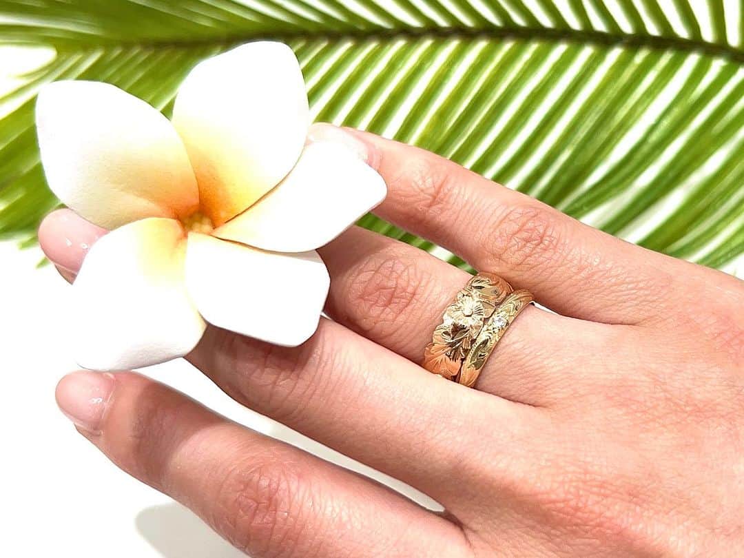 ハワイアンジュエリーのWailea（ワイレア）さんのインスタグラム写真 - (ハワイアンジュエリーのWailea（ワイレア）Instagram)「大阪高島屋店です🌺  〜リングの重ね付けコーディネートのご紹介〜  ワイレアのオーダーメイドジュエリーは、無数のコーディネートができることも楽しみのひとつです🌿  幅広リング×細身リングの重ね付けは、ボリューム感が出て、ハワイアンジュエリーの特徴でもある彫りがよりダイナミックに！  細身のリング同士でも素材やカラーが異なると印象がガラッと変わります☺️✨  ぜひ店頭で重ね付けのイメージを膨らませながら、特別なジュエリーオーダーをお楽しみくださいませ🫧  #ワイレア #wailea #大阪高島屋店 #ハワイアンジュエリー #Hawaiianjewelry  #オーダーメイド  #ゴールドリング #GoldRing #重ね付けコーディネート #mahalo」7月17日 21時00分 - wailea.hawaii
