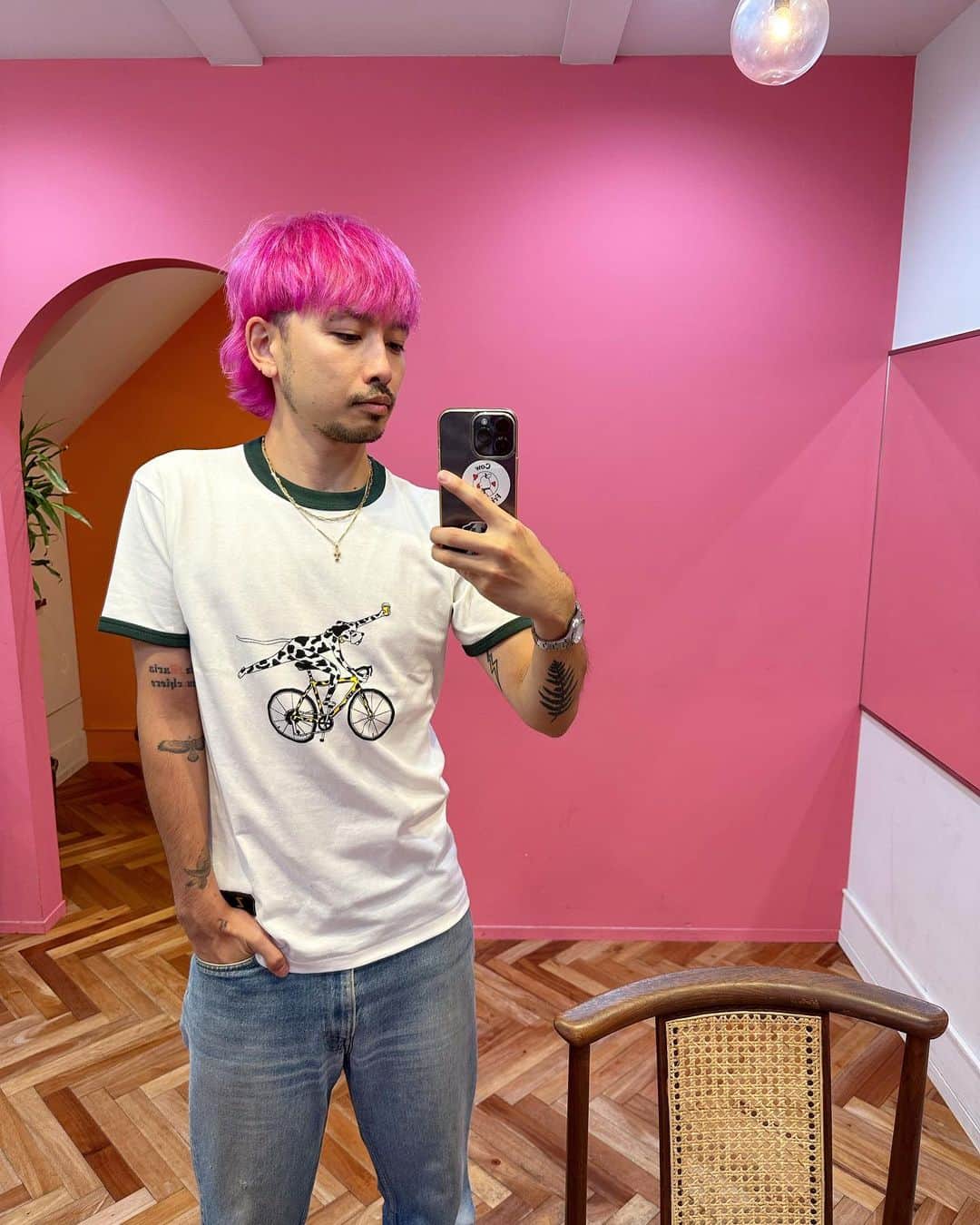 のインスタグラム：「𝑻𝒉𝒂𝒏𝒌 𝒚𝒐𝒖 𝒇𝒐𝒓 𝒄𝒐𝒎𝒊𝒏𝒈…🤍🐾 ✴︎ 3連休たくさんのご来店頂き、本当にありがとうございました！！ 今月は、新しくご来店して下さるお客様が多く、美容師始めて１０数年経ちますが、毎日新しい発見があり、勉強が必要な事を実感します。 毎回もう少し、こうすればなぁ、こうやってれば、、なんて考えながら、反省する日々です。 現状自分ができる最大限のパフォーマンスで、お客様にBestなHairを提供できるよう、毎日全力でやらせて頂いています✂️✨ ✴︎ 毎日うだるような暑さですが、皆さまのご来店をwhyteで楽しみにお待ちしております💛✂︎ くれぐれも熱中症にはお気を付け下さい💦  #潮里さんから沖縄のお土産でもらったアモっちTシャツが可愛くてお気に入り🌺」