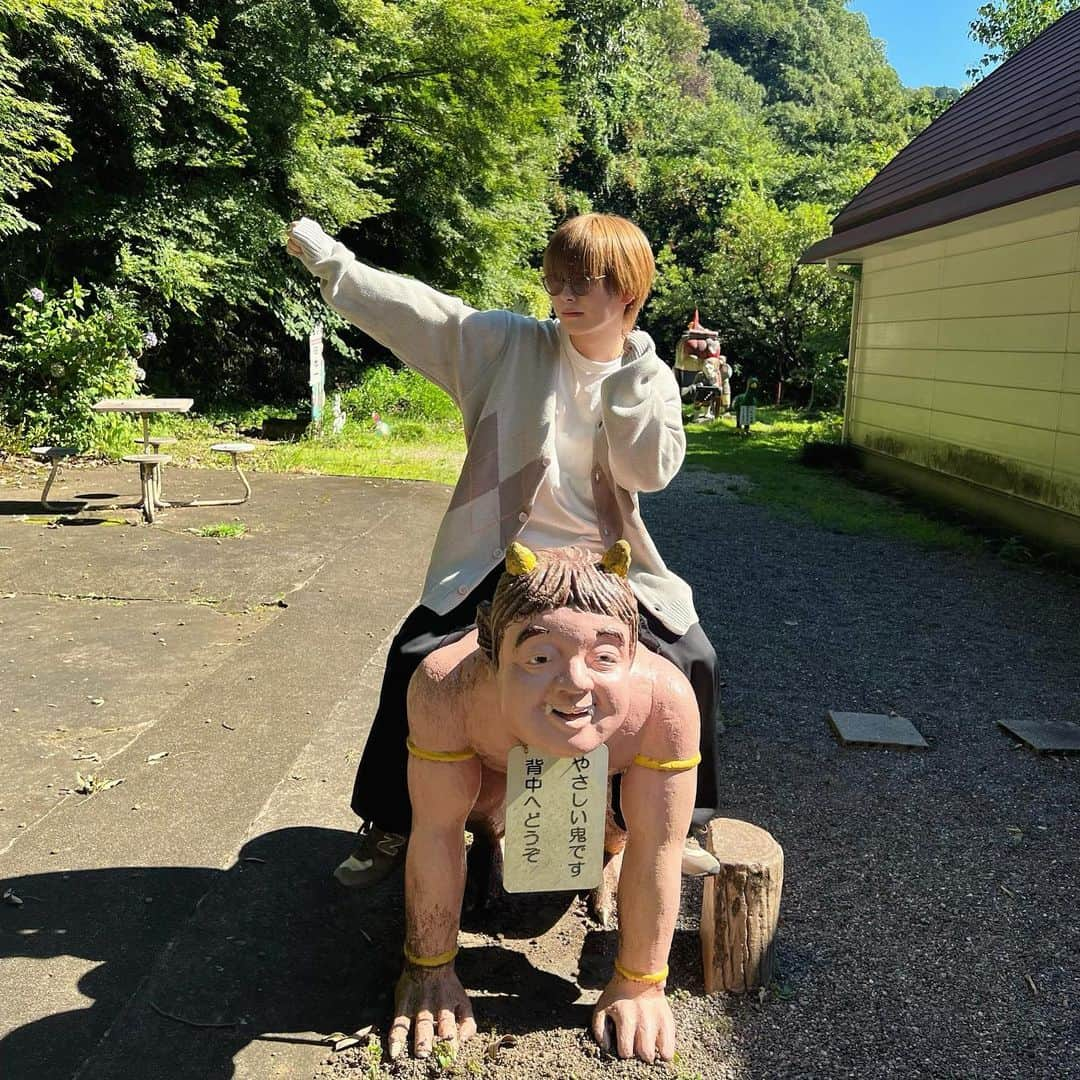 仮屋瀬さつきのインスタグラム：「桃太郎神社最強スポットだった🍑👹 ※最後の写真はお母さんw  #桃太郎神社」