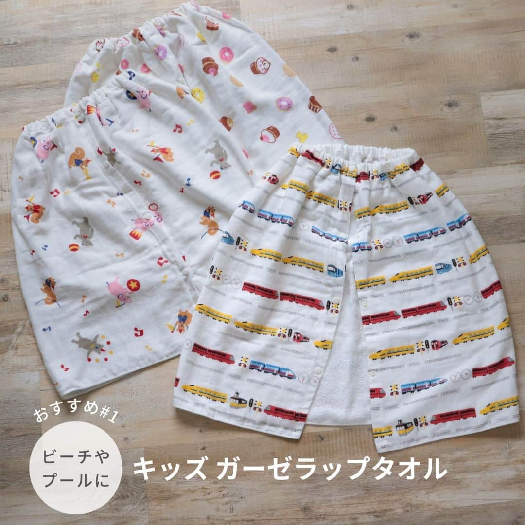 タオル直販店 ヒオリエ／日織恵さんのインスタグラム写真 - (タオル直販店 ヒオリエ／日織恵Instagram)「・ 子どもたちの長～い夏休みがもうすぐスタート🌞 海やプールなどのレジャーに、部活動に、 タオルの使用量が増える季節🏖  ✓プールでのお着替えが大変。 ✓明日も使うけど、乾くかな・・？ ✓洗濯機、あと何回、回すんだ・・・  こんなプチストレスが、夏休みとなると増えますよね💦  そこで今回は、ヒオリエのママスタッフが、 夏休みを少しでも快適に過ごすための おすすめアイテムをご紹介していきます☺  ーーーーーーーーーーーーーーーーーーーーーーーーーー  〚キッズ ガーゼラップタオル〛  海やプールのあと、下の子の着替えを手伝っている間、 動きまわる上の子に、ラップタオルを すぽっとかぶせて待ってもらっています。 吸水力が良いので、上の子の手伝いをするときには、 すでに、お肌が乾いていてかなりの時短になっています✨  「明日もプールか。。今日洗濯して乾くかな？」 ということがよくあったのですが、 こちらのガーゼラップタオルにしてから、 すぐ乾くので助かっています☺  〚ラージサイズ ホテルスタイルタオル〛 人気のホテルスタイルタオルシリーズの大判サイズで、 我が家では、ビーチタオルとして使っています☺  普通のレジャーシートでは、 べちゃべちゃのまま座らなければならず、 うーん、、、という感じだったのですが、 こちらのタオルは、水分をしっかり吸収してくれて、 体も乾くし、さらりと使えて重宝しています🏖 1枚で、子ども3人が座っても大丈夫な大きさで、 汚れても、気軽に洗えるのも嬉しいポイントです◎  〚【制菌・防臭】ホテルスタイルタオル ＜フェイスタオル＞〛 少年野球団に入っている息子を持つママ友が、 「洗濯物が臭いよ～夏休みも洗濯祭りだ💦」と言っていましたが、 共感できる方も多いのでは？  こちらの制菌・防臭シリーズは、 夏に気になる汗のニオイも抑えてくれます◎ ぜひお試しください✨  〚ナチュラルガーゼタオル ＜フェイスタオル＞〛 夏場の部活動は特にタオルの使用量が増えて、 お洗濯も大変ですよね💦 薄手のガーゼタオルなら、洗濯物もかさばらず、 とにかく速く乾くので助かります！  コンパクトなので、 旅行やキャンプのお供にもおすすめですよ◎  ーーーーーーーーーーーーーーーーーーーーーーーーーー  ▶ご紹介した商品  ☑キッズ ガーゼラップタオル　通常2,310円 (税込) ☑ラージサイズ ホテルスタイルタオル　通常3,410円 (税込) ☑【制菌・防臭】ホテルスタイルタオル＜フェイスタオル＞　通常814円 (税込) ☑ナチュラルガーゼタオル＜フェイスタオル＞　通常616円(税込)  ---  【予告】 7/19(水)20:00～ 楽天お買い物マラソンがスタート！ 買い回りでポイントUPのチャンスです♪  さらに、ヒオリエ楽天店ではただいま 17周年感謝セールも好評開催中！ ぜひチェックしてくださいね🏃✨  ▶ヒオリエ楽天市場店へは、 プロフィールのURLをタップ！ →@hiorietowel 👆  - - - - - - - - - - - - - - -to be continued  日々のしあわせを織りなす「ヒオリエ」は 皆さまの生活に寄り添い、 日々の何気ない瞬間に幸せを＋する。 そんな提案をしていきます。  Please follow▶ @hiorietowel  ＼いいね&コメントありがとうございます！／  #ヒオリエのある暮らし をタグ付けして、 皆様の生活の中のヒオリエを 是非紹介してください♪  #ヒオリエ #タオル #タオル好き #タオル収納 #脱衣所 #キッチン雑貨 #洗面所 #洗面所インテリア #インテリアコーディネート #カラーコーディネート #夏が来た #夏休み #海の日 #部活  #日本製 #生活雑貨 #日用品 #雑貨 #雑貨好きと繋がりたい #生活用品 #楽天room #楽天 #楽天ルームに載せてます」7月17日 19時00分 - hiorietowel