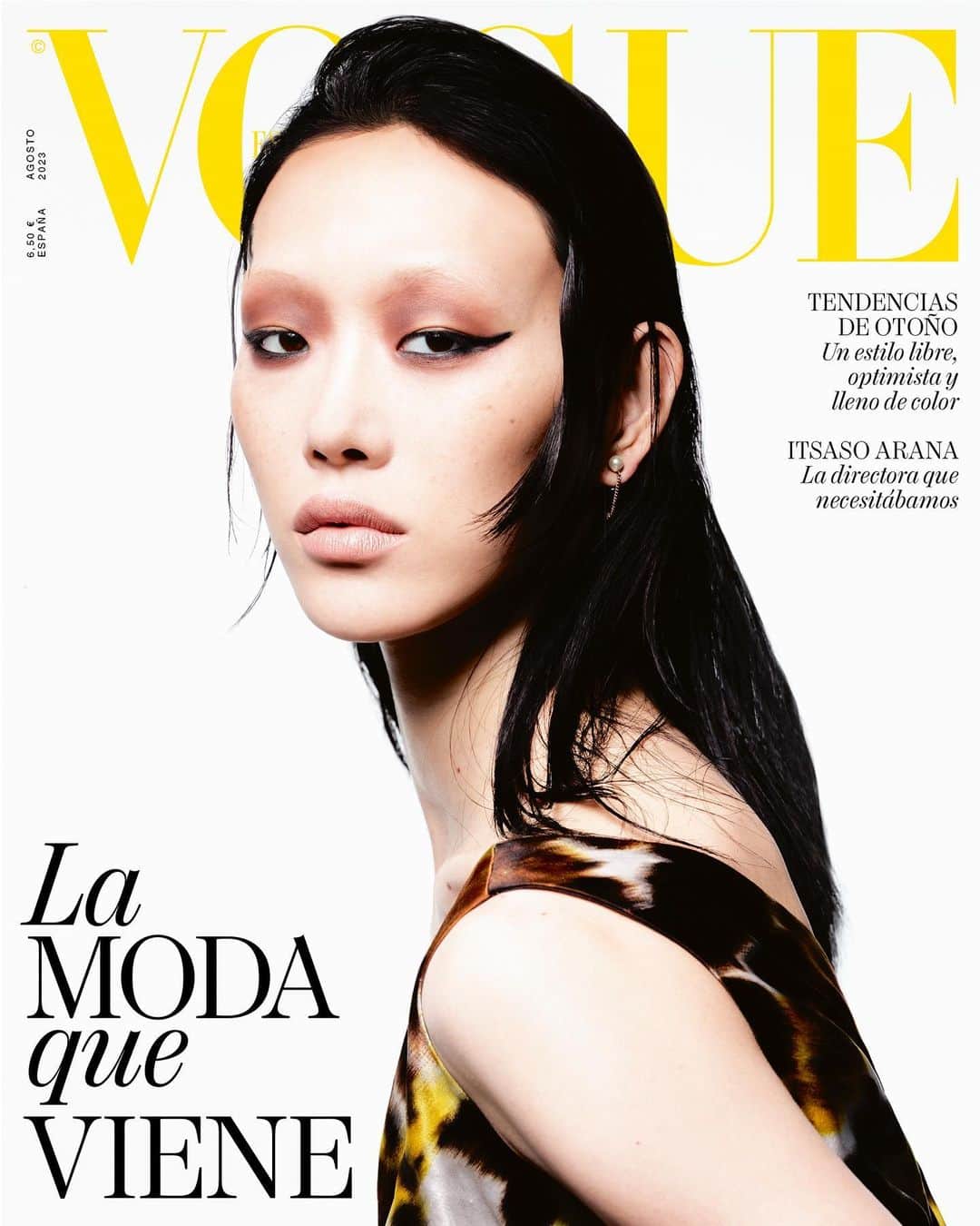 Vogue Españaのインスタグラム：「Fall/Winter 2023-24 trends write their first lines in #VogueAugust. Our cover star, model Sora Choi (@sola5532), is top of the class debuting off-the-shoulder pieces, flawless suits, strategic florals and simply perfect accessories 🍂 {Sora Choi is wearing printed dress and earring, both from @dior}  💌Vogue Spain's August issue will be on newsstands tomorrow, July 18th.  Las tendencias de otoño/invierno 2023-24 escriben sus primeras líneas en #VogueAgosto. Nuestra modelo de portada, Sora Choi (@sola5532), se convierte en la primera de la clase, estrenando hombros al descubierto, trajes impecables, flores estratégicas y accesorios simplemente perfectos 🍂 {Sora Choi lleva vestido estampado y pendiente, ambos de @dior}  💌El número de agosto de Vogue España sale a la venta mañana, 18 de julio.  ▪️Photography: @anthonyseklaoui ▪️Styling: @kphelan123 ▪️Head of Content: @ineslorenzo ▪️Global Creative Director: @juancp ▪️Hair: @mustafayanaz ▪️Make-up: @samvissermakeup ▪️Nails: @sonyameesh ▪️Production: @roscoproduction ▪️Model: @sola5532 ▪️Visual director: @elizabeth__yo ▪️Global Director, Talent & Casting: @mrsvoguester」