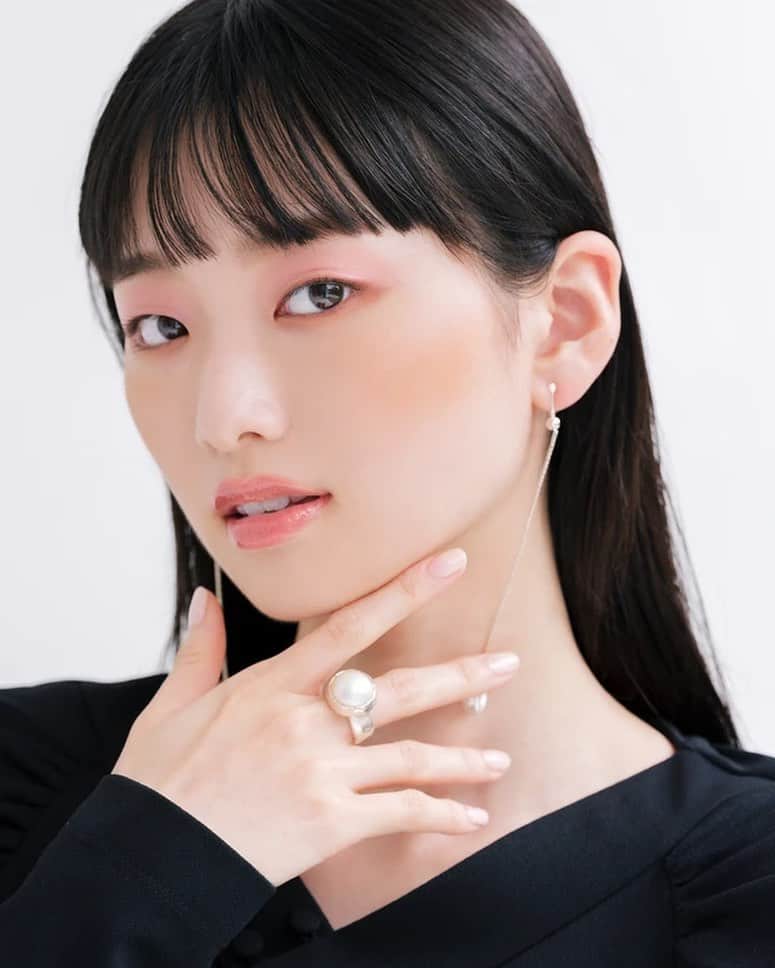 のインスタグラム：「. MAQUIA ONLINE @maquia.magazine 🍒💫  2023年上半期のベスコス受賞したアイテムを使ったメイク！ トレンド先取りをいつも教えてくれる @conomii さんメイク🫶🏻 みんなwebでチェックしてね✔︎✔︎  #マキア #マキアオンライン #一重メイク」