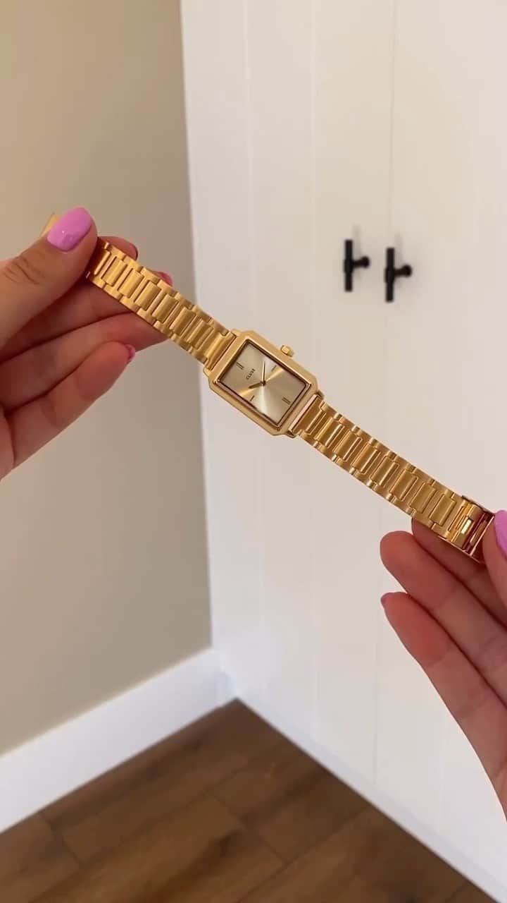 CLUSEのインスタグラム：「It's time for another unboxing video featuring our bestseller Fluette in full gold with @floorkraay ✨💛💖 #cluseclub #cluse」