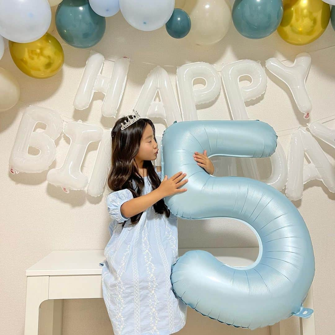 みおなぎさんのインスタグラム写真 - (みおなぎInstagram)「🎂🩵 ㅤㅤㅤㅤㅤㅤㅤㅤㅤㅤㅤㅤㅤ ㅤㅤㅤㅤㅤㅤㅤㅤㅤㅤㅤㅤㅤ みおかが今日で5歳になりました！ ㅤㅤㅤㅤㅤㅤㅤㅤㅤㅤㅤㅤㅤ あっという間にもう5歳🫶 本当に優しくてお調子者で 大きな口を開けて豪快に笑うみおかがだいすき♡ ㅤㅤㅤㅤㅤㅤㅤㅤㅤㅤㅤㅤㅤ こんなにもたくさんの方に おめでとう！と言ってもらえて幸せものです🤍✨ 本当ありがとうございます♡ ㅤㅤㅤㅤㅤㅤㅤㅤㅤㅤㅤㅤㅤ 5歳も楽しい一年にしていこう✌️🩵 ㅤㅤㅤㅤㅤㅤㅤㅤㅤㅤㅤㅤㅤ ㅤㅤㅤㅤㅤㅤㅤㅤㅤㅤㅤㅤㅤ  #みおなぎチャンネル #みおなぎのいる暮らし #誕生日 #5歳誕生日」7月17日 19時11分 - __mionagihan__