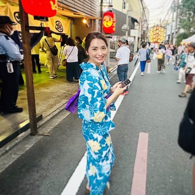 殿倉恵未のインスタグラム：「初めての祇園祭りでテンション上がる人🩵 凄くはしゃいでしまった不意打ちショット🐇⸒⸒〰︎‪‪❤︎‬ 見た目に反して子どもで無邪気で単純な自分は受け入れるしかない🤦🏻‍♀️。 ･ #祇園祭り#京都#日本の風景#日本#日本の夏#浴衣#浴衣女子#夏祭り#祇園#japanesegirl#Japanese#ちまき#厄祓い#鉾#不意打ち#カメラ#camera」