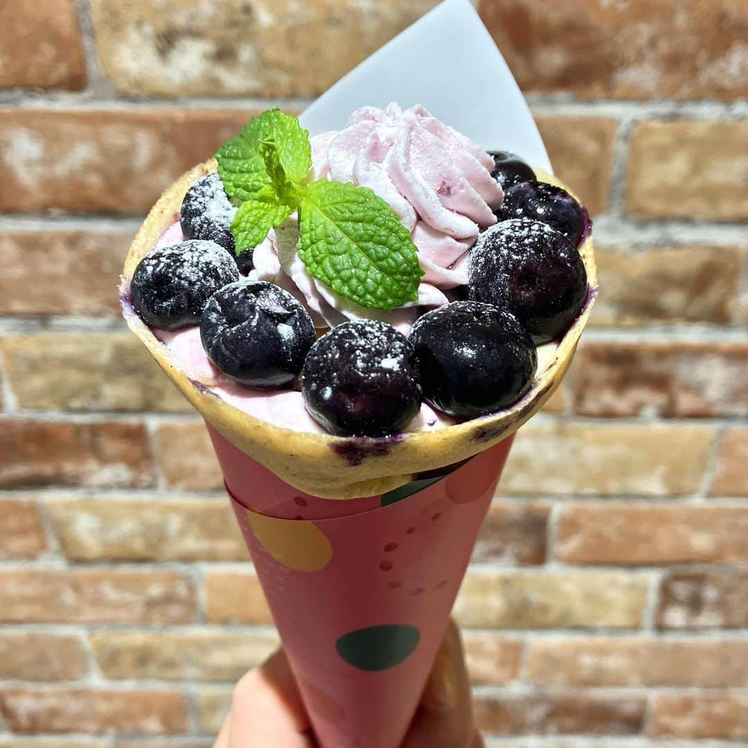 daimarusapporoさんのインスタグラム写真 - (daimarusapporoInstagram)「お買い物のひと休みタイムに🫐🍦 3階 キキヨコチョ(@kikiyococho_sapporo)のフードコートから、冷たくて甘～い期間限定メニューをご紹介！  🫐〈#つつみや〉よくばりブルーベリー 大粒のブルーベリーがごろっと入ったフルーツクレープ😳  ホイップクリームは、ブルーベリーと相性抜群のヨーグルト入り！ 夏らしい甘酸っぱさがたまらないスイーツです🥳 ※7月末までの予定  ☕〈#オニヤンマコーヒー〉チャイソフト 優しい甘さの中にスパイスが香るソフトクリーム。  冷たくてほんのりスパイシーで、おやつにも食後にもぴったりです🍦 ※なくなり次第終了  セールシーズン、お買い物のお楽しみといえば冷たいスイーツ。 この機会にぜひ味わってみてください～🍦  #大丸札幌 #kikiyococho #kikiyococho_sapporo #キキヨコチョ #札幌クレープ #札幌ソフトクリーム #札幌スイーツ #期間限定スイーツ」7月17日 19時05分 - daimarusapporo