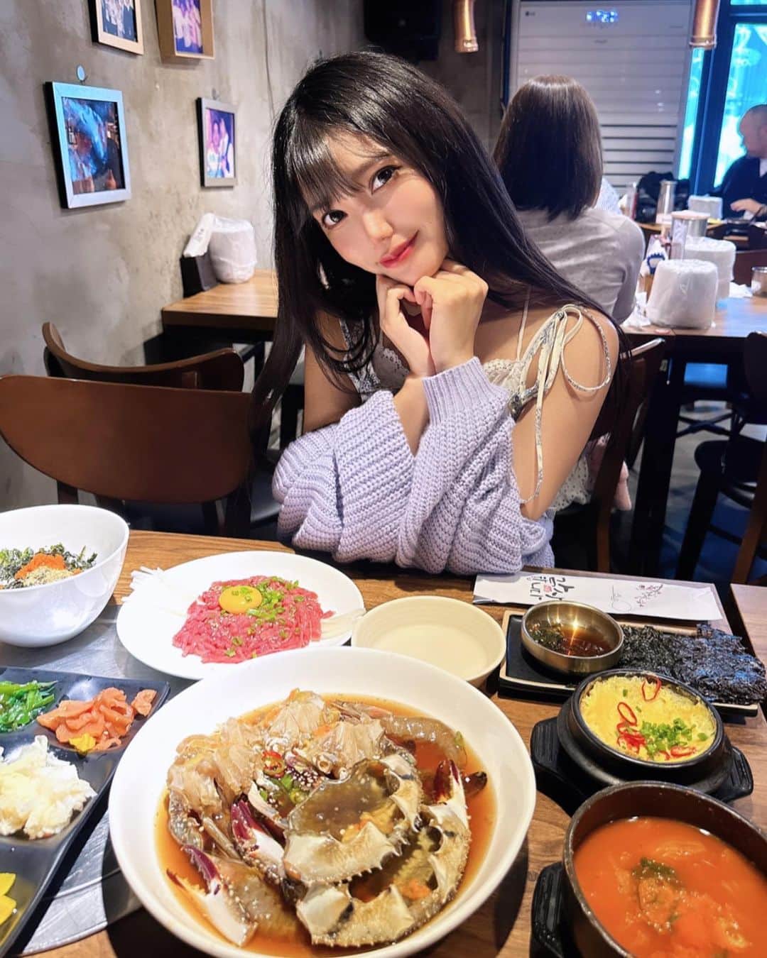 比嘉こころのインスタグラム：「韓国でカンジャンケジャン🇰🇷🦀  蟹とユッケ大好きなの💗💗💗  韓国料理食べるの下手やから マスターしたい！！笑  ユッケもいっぱい 食べれて幸せよ〜  美味しかった〜 次はどこ行こかな😜  #カンジャンケジャン #明洞 #明洞グルメ #韓国 #韓国旅行  #韓国料理 #韓国グルメ  #海外旅行  #ユッケ #フリーモデル #旅行好きな人と繋がりたい  #グルメ女子  #일본인 #관광객 #모델 #명동」