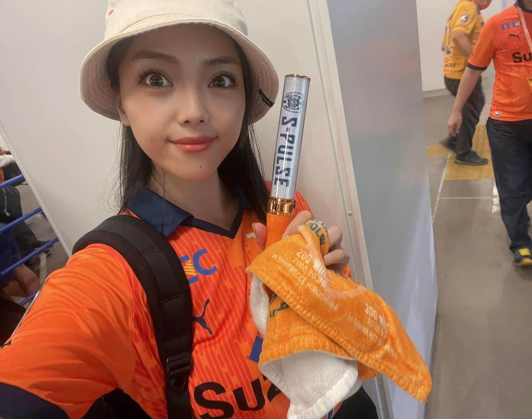 石川あんなのインスタグラム：「国立マッチ🔥🧡  昨日は楽しかった〜！ ソロだといつもギリギリ時間に行くんだけど、ヘリコプター演出が気になって間に合うように行きました🚁笑  電気グルーヴも清水翔太も最高でした🥳 引き分けで悔しくて今日も何度も映像見て悔しがったけど、それでも良い試合でした！エスパルスありがとう！  そして我らのミカちゃんのお誕生日お祝いに行ったけど、まともな写真はありません！笑  今日はモジャさん観にバスケ行ったり祐天寺のみたま祭り除いたり🪅夏らしい一日でした！また明日からも楽しむぞー！！  #清水エスパルス #spulse #国立マッチ #国立をオレンジで染める #J2」