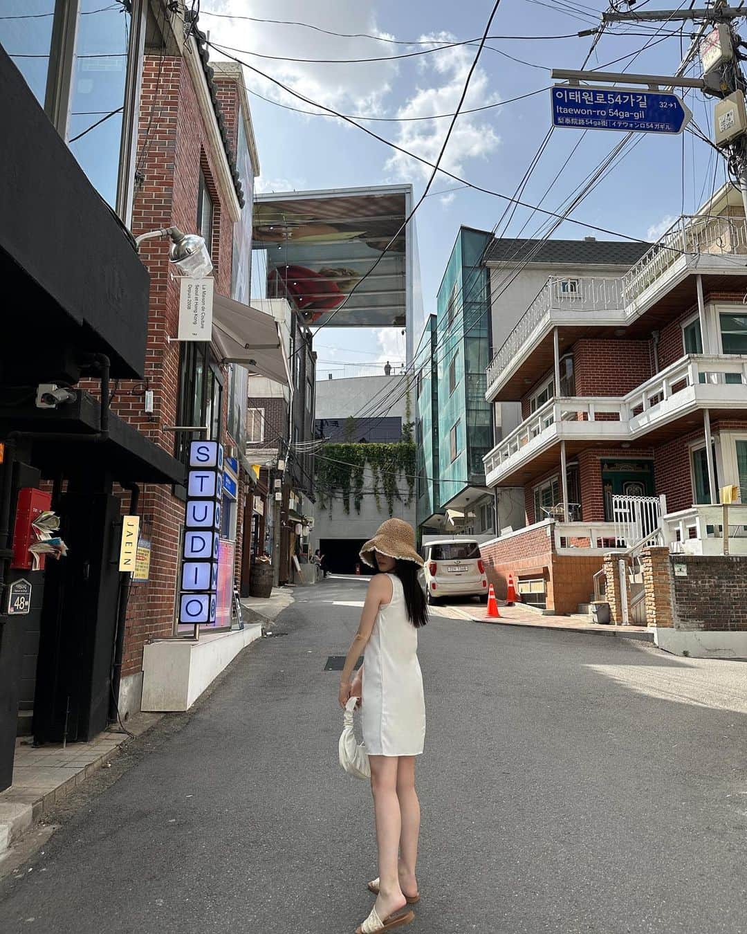 雪村彩音さんのインスタグラム写真 - (雪村彩音Instagram)「. NONFICTIONを求めに梨泰院へ 途中で韓国人がみんな撮ってたから 真似してお花の前でも📸 そして、最後の写真はお腹空きすぎてゲット🐷👍 . . #nonfiction #ノンフィクション #梨泰院 #イテウォン #이태원 #seoul #seoul🇰🇷 #korea #trip #korean #koreatravel #한국 #hangug #🇰🇷 #韓国旅行 #韓国 #韓国ファッション #明洞 #명동 #명동맛집 #명동카페 #✈️ #trip #koreatrip #koreafood #model#モデル #黒髪女子 #흑발 #黑发 #머리」7月17日 19時08分 - ykmrayn411