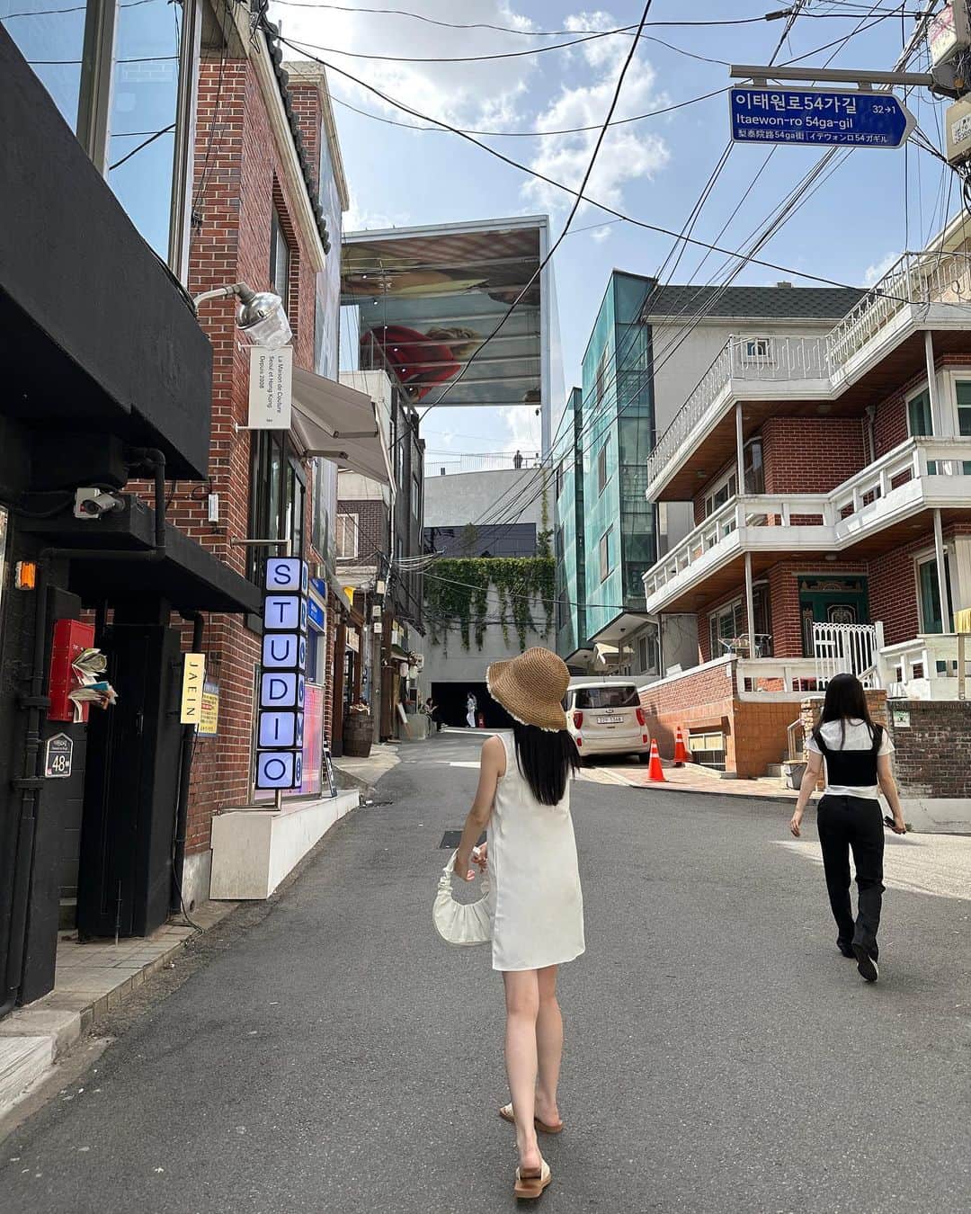 雪村彩音さんのインスタグラム写真 - (雪村彩音Instagram)「. NONFICTIONを求めに梨泰院へ 途中で韓国人がみんな撮ってたから 真似してお花の前でも📸 そして、最後の写真はお腹空きすぎてゲット🐷👍 . . #nonfiction #ノンフィクション #梨泰院 #イテウォン #이태원 #seoul #seoul🇰🇷 #korea #trip #korean #koreatravel #한국 #hangug #🇰🇷 #韓国旅行 #韓国 #韓国ファッション #明洞 #명동 #명동맛집 #명동카페 #✈️ #trip #koreatrip #koreafood #model#モデル #黒髪女子 #흑발 #黑发 #머리」7月17日 19時08分 - ykmrayn411
