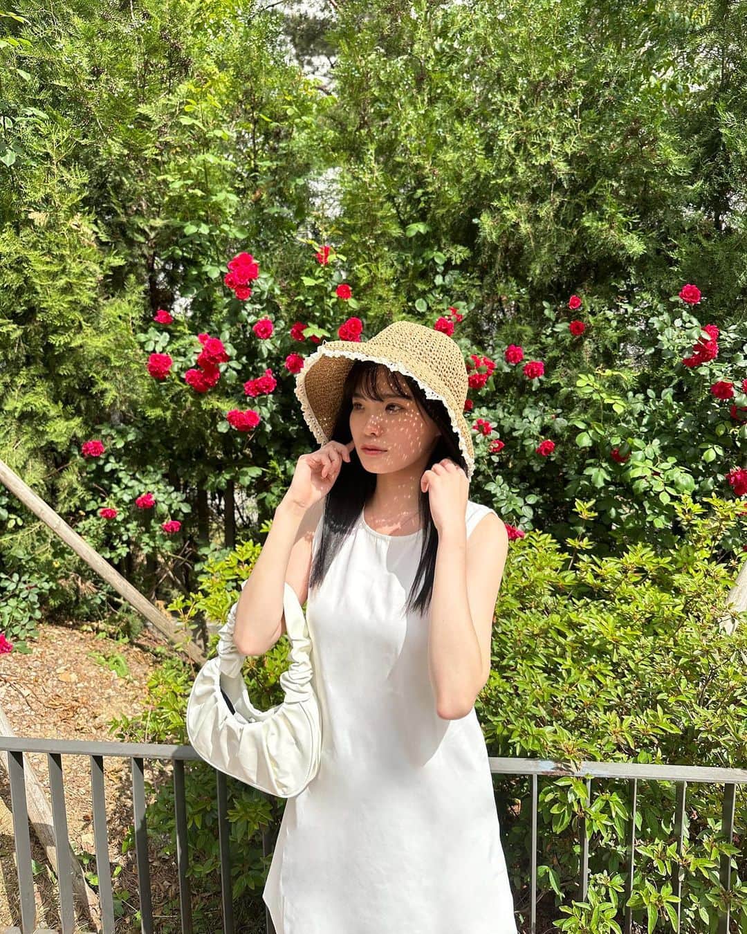 雪村彩音さんのインスタグラム写真 - (雪村彩音Instagram)「. NONFICTIONを求めに梨泰院へ 途中で韓国人がみんな撮ってたから 真似してお花の前でも📸 そして、最後の写真はお腹空きすぎてゲット🐷👍 . . #nonfiction #ノンフィクション #梨泰院 #イテウォン #이태원 #seoul #seoul🇰🇷 #korea #trip #korean #koreatravel #한국 #hangug #🇰🇷 #韓国旅行 #韓国 #韓国ファッション #明洞 #명동 #명동맛집 #명동카페 #✈️ #trip #koreatrip #koreafood #model#モデル #黒髪女子 #흑발 #黑发 #머리」7月17日 19時08分 - ykmrayn411