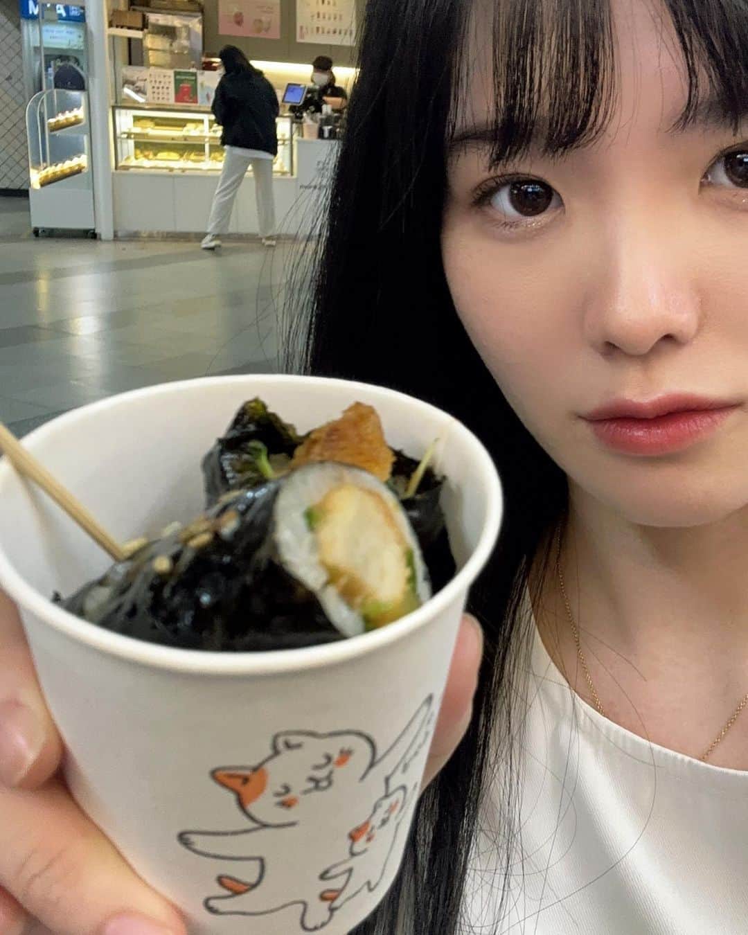 雪村彩音さんのインスタグラム写真 - (雪村彩音Instagram)「. NONFICTIONを求めに梨泰院へ 途中で韓国人がみんな撮ってたから 真似してお花の前でも📸 そして、最後の写真はお腹空きすぎてゲット🐷👍 . . #nonfiction #ノンフィクション #梨泰院 #イテウォン #이태원 #seoul #seoul🇰🇷 #korea #trip #korean #koreatravel #한국 #hangug #🇰🇷 #韓国旅行 #韓国 #韓国ファッション #明洞 #명동 #명동맛집 #명동카페 #✈️ #trip #koreatrip #koreafood #model#モデル #黒髪女子 #흑발 #黑发 #머리」7月17日 19時08分 - ykmrayn411