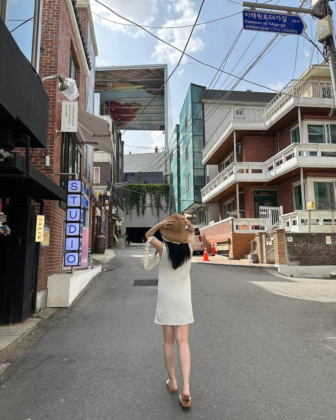 雪村彩音さんのインスタグラム写真 - (雪村彩音Instagram)「. NONFICTIONを求めに梨泰院へ 途中で韓国人がみんな撮ってたから 真似してお花の前でも📸 そして、最後の写真はお腹空きすぎてゲット🐷👍 . . #nonfiction #ノンフィクション #梨泰院 #イテウォン #이태원 #seoul #seoul🇰🇷 #korea #trip #korean #koreatravel #한국 #hangug #🇰🇷 #韓国旅行 #韓国 #韓国ファッション #明洞 #명동 #명동맛집 #명동카페 #✈️ #trip #koreatrip #koreafood #model#モデル #黒髪女子 #흑발 #黑发 #머리」7月17日 19時08分 - ykmrayn411