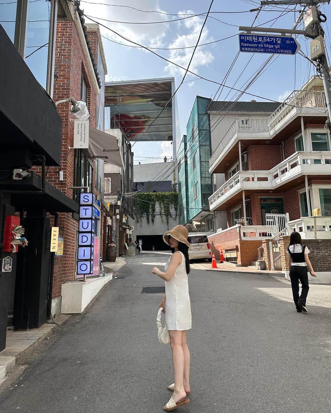 雪村彩音さんのインスタグラム写真 - (雪村彩音Instagram)「. NONFICTIONを求めに梨泰院へ 途中で韓国人がみんな撮ってたから 真似してお花の前でも📸 そして、最後の写真はお腹空きすぎてゲット🐷👍 . . #nonfiction #ノンフィクション #梨泰院 #イテウォン #이태원 #seoul #seoul🇰🇷 #korea #trip #korean #koreatravel #한국 #hangug #🇰🇷 #韓国旅行 #韓国 #韓国ファッション #明洞 #명동 #명동맛집 #명동카페 #✈️ #trip #koreatrip #koreafood #model#モデル #黒髪女子 #흑발 #黑发 #머리」7月17日 19時08分 - ykmrayn411
