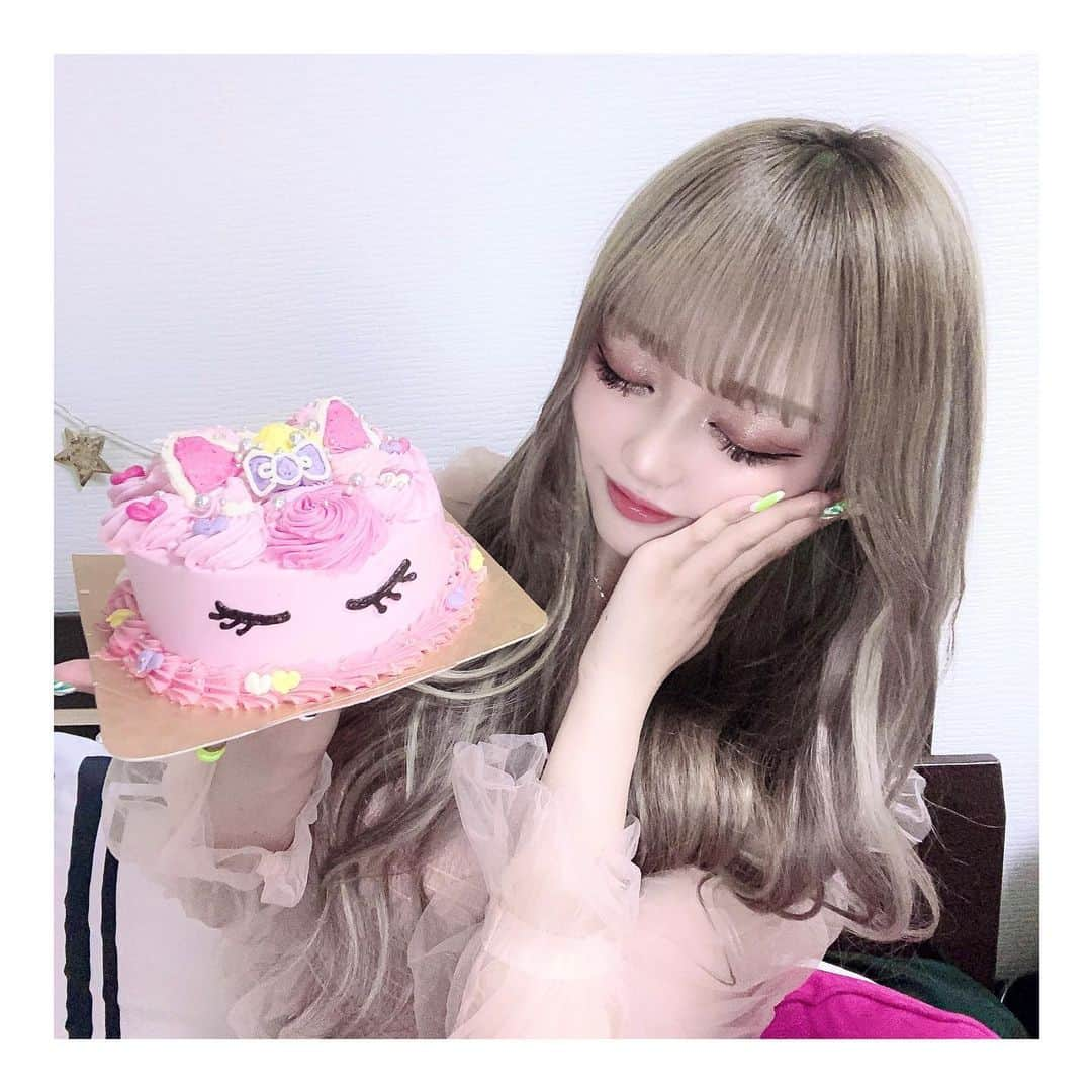 りせりのインスタグラム：「🤍 My Birthday 🤍 ⁡ ⁡ ⁡ 今年のケーキはユニコーン🦄💖 @cakelabo.nyamnyam さんにお願いしました🎂 ⁡ ずっとユニコーンのケーキ欲しいなぁと思ってて、念願やったから超嬉しかったし超美味しかった！！！💜 ⁡ 今年の誕生日も楽しくお祝い出来ました🎉  21歳のりせりもよろしくお願いします💫 ⁡ ⁡ ⁡ #ケーキ #誕生日 #ユニコーン @rsr_0717  #ケーキ #誕生日 #ユニコーン #可愛い #美味しい #インスタ映え #オシャレ #お洒落 #ギャル #派手 #オーダーメイド #cake #happybirthday #happy #unicorn #design #cute #gal #ordermade #instagram #instagood」