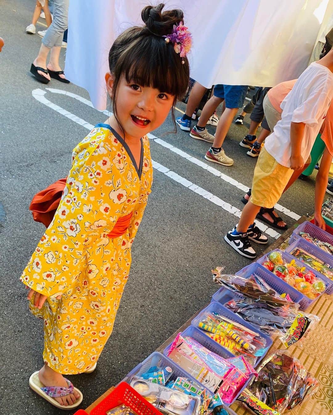 安田由紀奈のインスタグラム：「ヒーローを睨みつける少女。  #アンパンマン かすてら #夏祭り #浴衣 ワンピース #浴衣女子  #ヘアアレンジ  #キッズコーデ #markeys  #女の子ママ #男の子ママ」