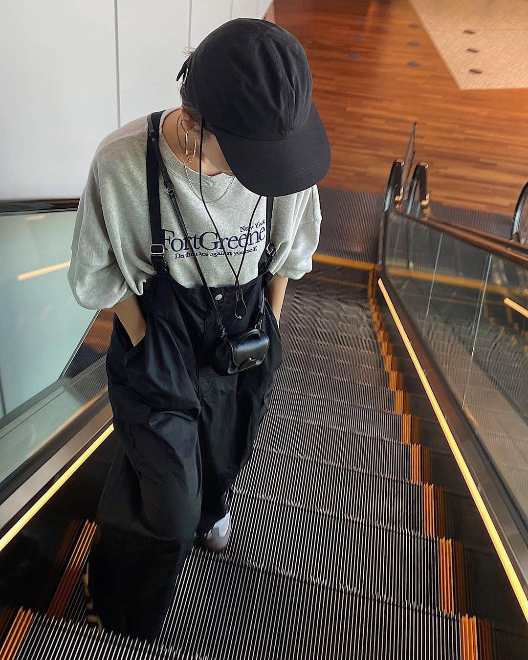 Ungrid staff snapのインスタグラム：「とことんメンズライクなデザインがたまらないミリタリーサロペ🕶️  @aki_ishikuro_ 166cm @anna_yoshimoto_ 164cm  #ミリタリールーズサロペット ¥15,400(tax in) ブラック/カーキ  オーバーサイズすぎるくらいのウエストはサイドのボタンで絞れたり、裾にもボタンで留められるデザインを施しシルエットのバランスを調節できるのがポイント😉 肩紐も調節可能なので、高身長さんもルーズに着られます！  ーーーーーーーーーーーーーーーーーーーーーーーーーーーー ☑︎商品詳細は製品タグ or TOPページURLよりチェック   » @Ungrid_staffsnap  #Ungrid #ungrid_official #ungridコーデ #アングリッド #カジュアル #カジュアルコーデ #カジュアルスタイル #シンプル #シンプルコーデ #シンプルスタイル #ミリタリー #ミリタリーコーデ #ミリタリースタイル」