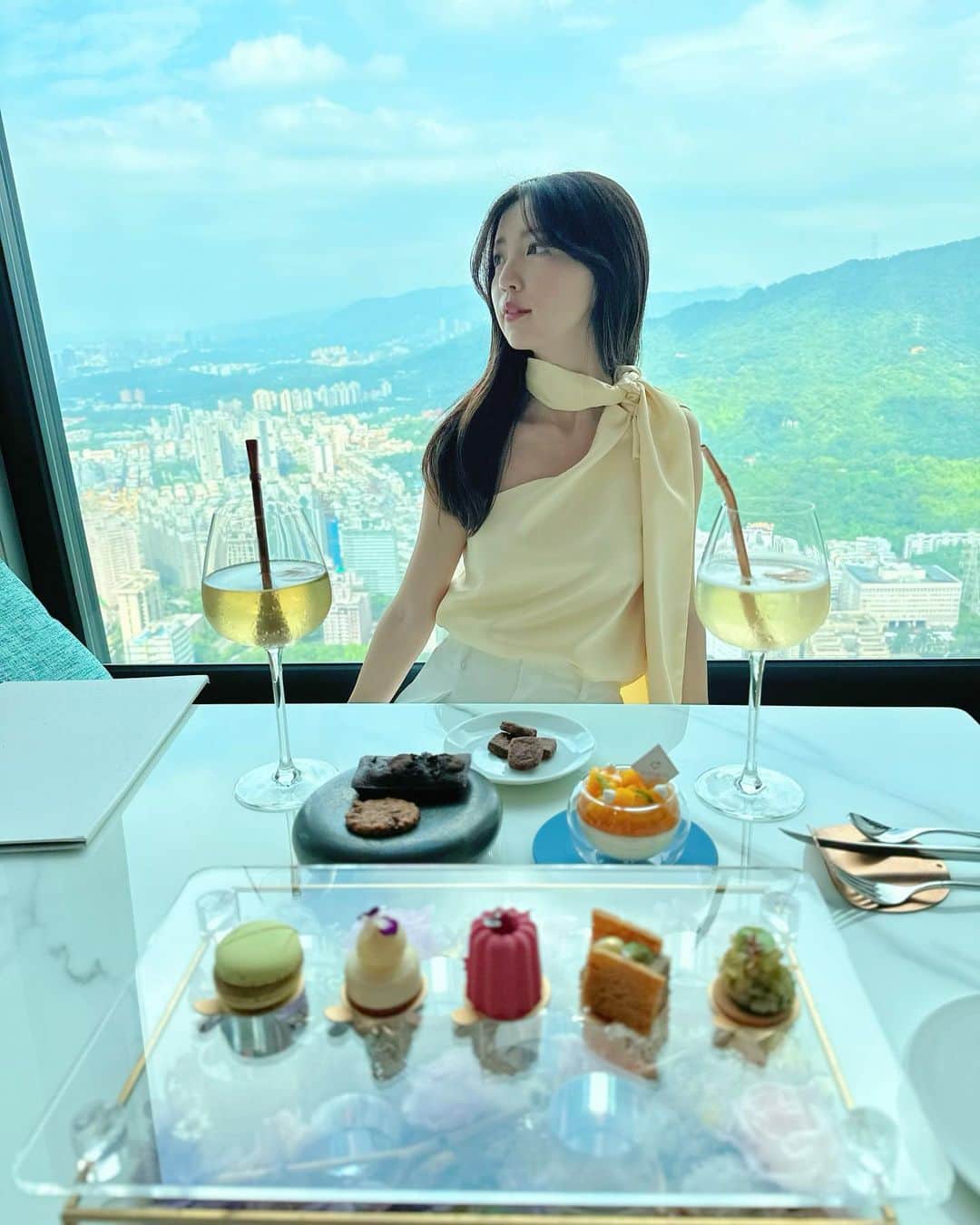めいのインスタグラム：「-- 夏は暑い 愛も熱いうちに ・ ・ ・　 ・ ・ ・  —  #instapic#日本#写真集#寫真#portrait#사진#afternoontea#アフターヌーンティー#커피#ポートレート#japanesegirl#beauty#japan#photo_jpn#写真部#섹시#photo#カフェ#フォロー#撮影#model#view#summer#tokyo#follow#portraitsedition  夏天很熱 愛要趁熱」