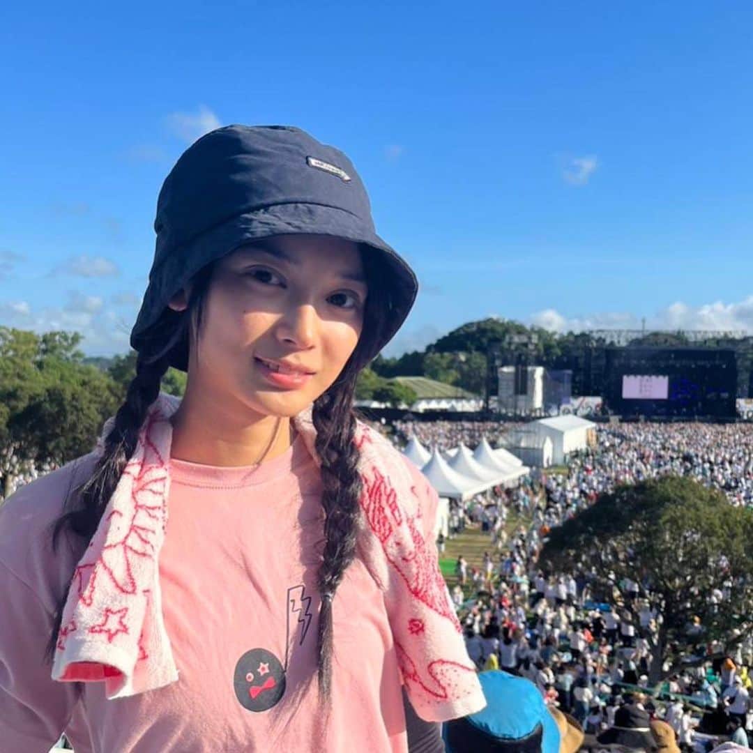 のインスタグラム：「・ 夏フェスに行ってきました🌻  めちゃくちゃ暑かったけど楽しかったです^ ^  今年の夏やりたいこと1つ叶えた🍉」