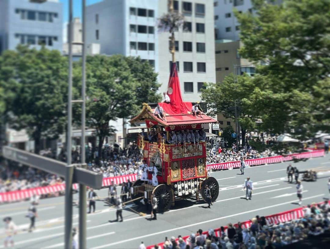 皆川明さんのインスタグラム写真 - (皆川明Instagram)「祇園祭りを初めて間近で見せてもらいました。猛暑の中、涼やかな音色と祭りの厳かな気の流れの中で。  #ジャクエツ」7月17日 19時20分 - akira_minagawa725
