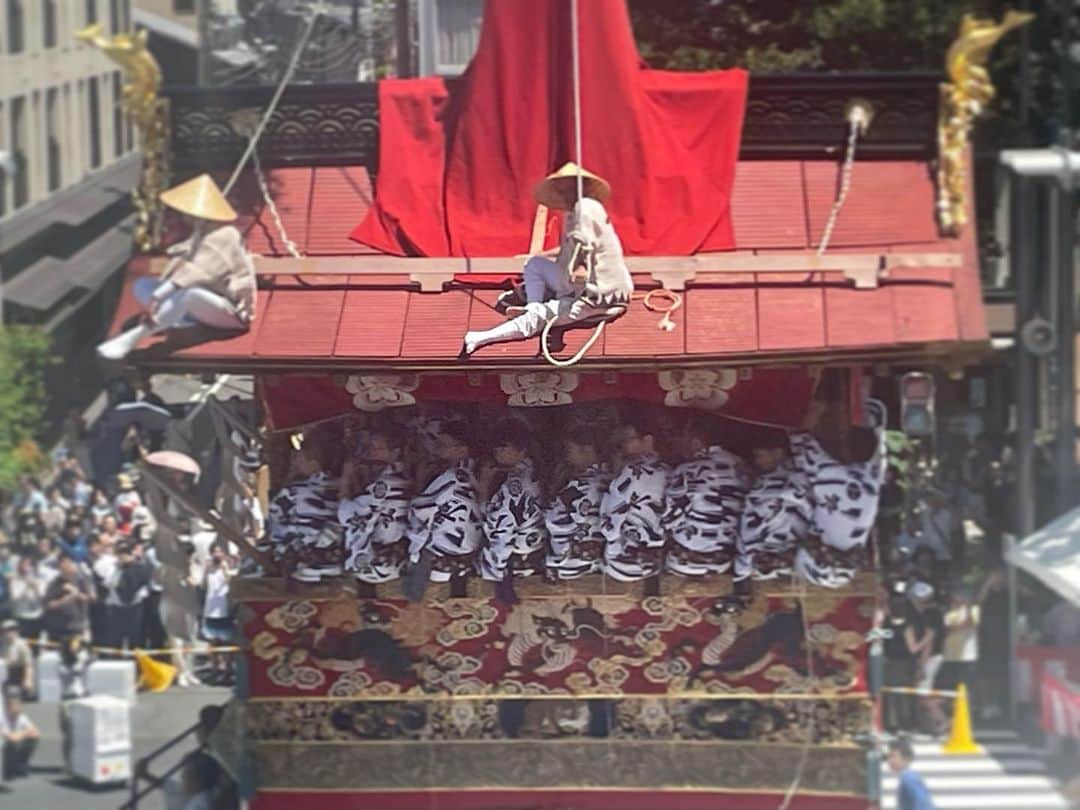 皆川明のインスタグラム：「祇園祭りを初めて間近で見せてもらいました。猛暑の中、涼やかな音色と祭りの厳かな気の流れの中で。  #ジャクエツ」