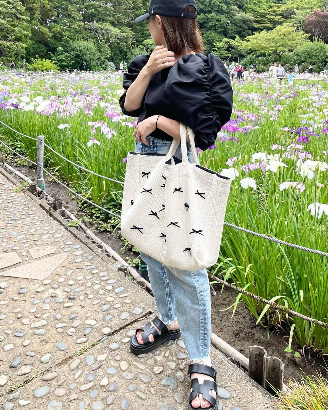 ryokoのインスタグラム：「投稿してなかったデニムコーデまとめて👖💕  ⭐︎1〜3枚め tops @dolce._official bag @gypsohila.jpn #celine  cap #varzar  shoes 楽天  ⭐︎4〜5枚め tops @nostalgia_jp shoulder wallet @larcobaleno_official  ⭐︎6〜7枚め tops 楽天 shoulder wallet #larcobaleno bag #gypsohila  もっとインスタ頑張りたいって思ってるけどできない😇  #maisondedolce #デニムコーデ #スニーカーコーデ #低身長コーデ #ママコーデ #着回しコーデ」