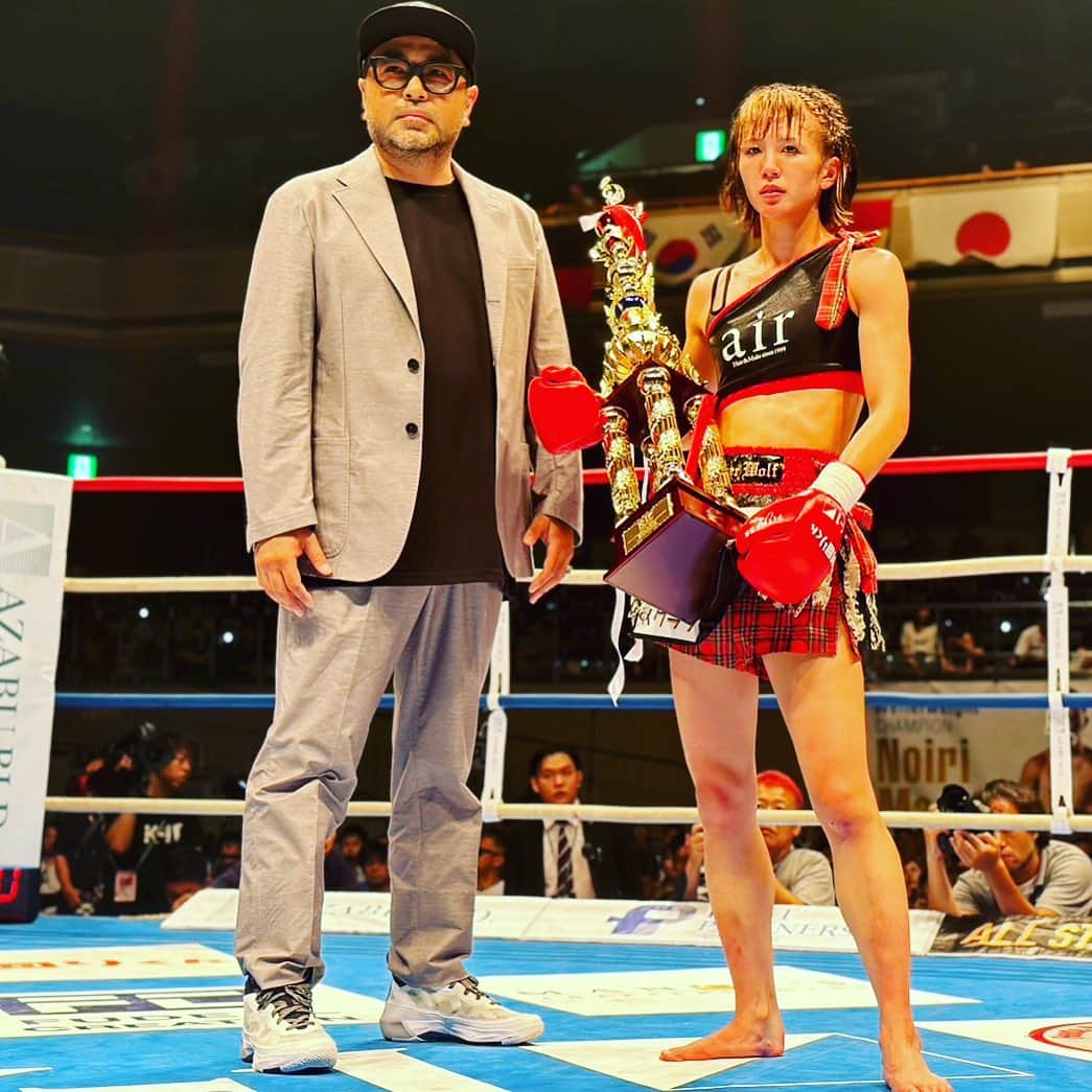 マッコイ斉藤のインスタグラム：「菅原美優選手おめでとう！もっと笑えばよかった、緊張しました！すいません  #菅原美優選手 #顔が小さいんです」