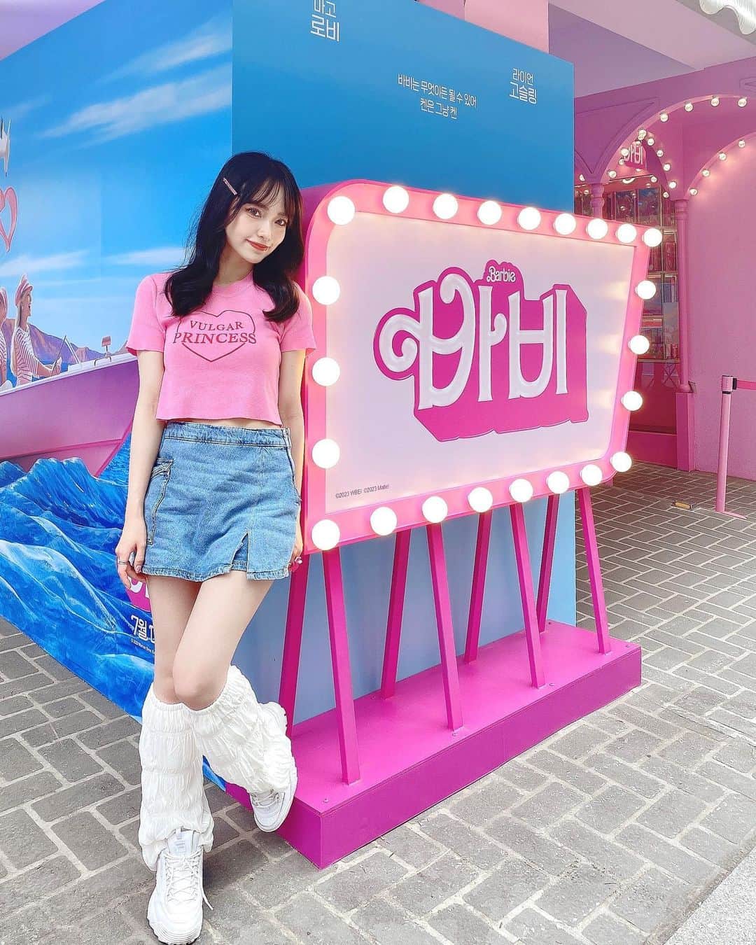 のインスタグラム：「✩‧₊˚  行きたかった場所💞💞💞 ( @royalmeltingclub )  バービーちゃん尽くしで全てが可愛かった、、、👱🏻‍♀️💋  #한국 #한국여행 #韓国 #韓国旅行 #韓国グルメ #韓国ソウル #ソウル #ソウル旅行 #ソウルグルメ #ソウル旅 #バービー #barbie #royalmeltingclub #梨泰院 #梨泰院カフェ #이태원 #りなちこーで」