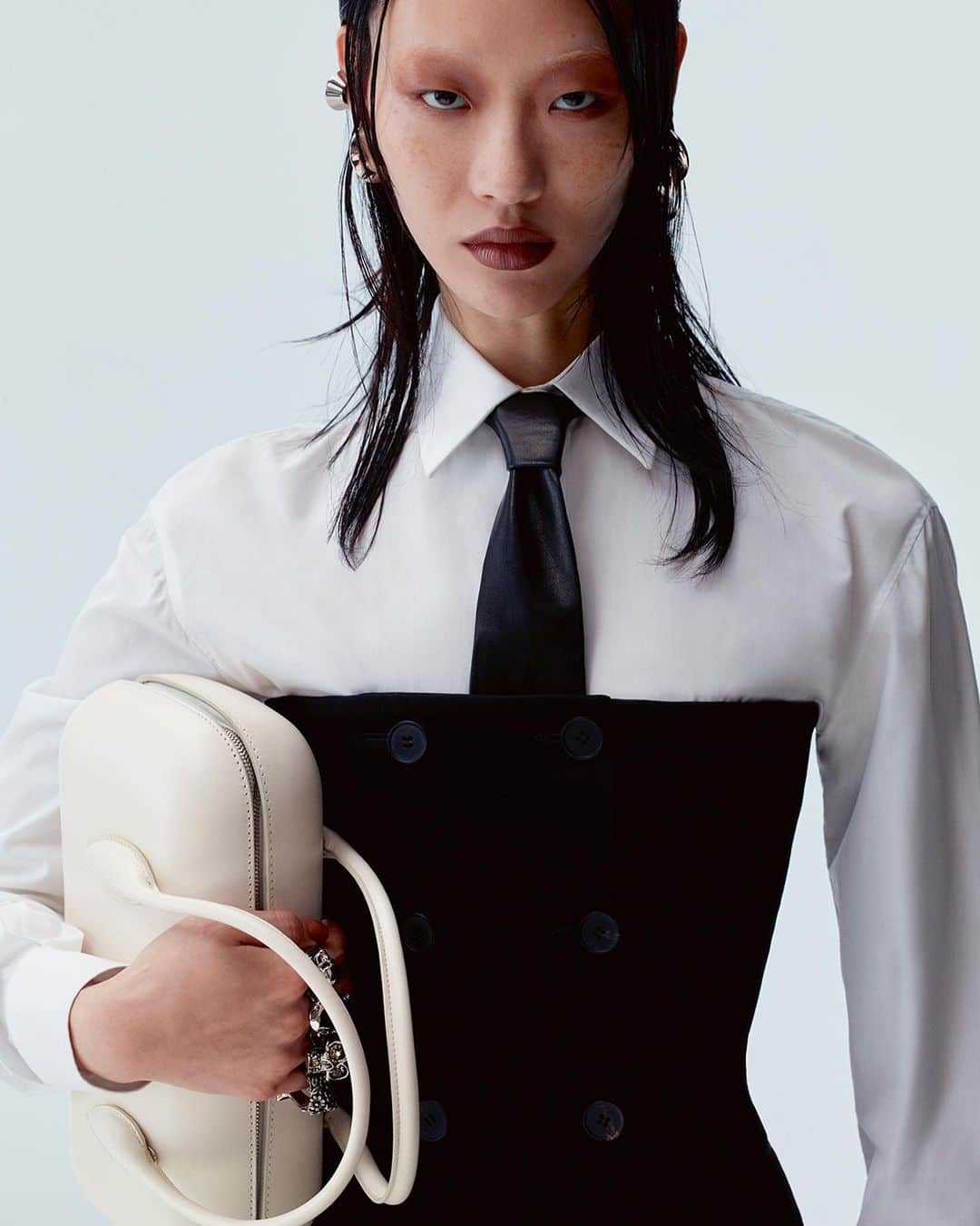 Vogue Españaのインスタグラム：「Las tendencias de otoño/invierno 2023-24 escriben sus primeras líneas en #VogueAgosto. Nuestra modelo de portada, Sora Choi (@sola5532), se convierte en la primera de la clase, estrenando hombros al descubierto, trajes impecables, flores estratégicas y accesorios simplemente perfectos 🍂 💌El número de agosto de Vogue España sale a la venta mañana, 18 de julio.  ▪️Fotografía: @anthonyseklaoui ▪️Estilismo: @kphelan123 ▪️Head of Content: @ineslorenzo ▪️Global Creative Director: @juancp ▪️Peluquería: @mustafayanaz ▪️Maquillaje: @samvissermakeup ▪️Manicura: @sonyameesh ▪️Producción: @roscoproduction ▪️Modelo: @sola5532 ▪️Visual director: @elizabeth__yo ▪️Global Director, Talent & Casting: @mrsvoguester」