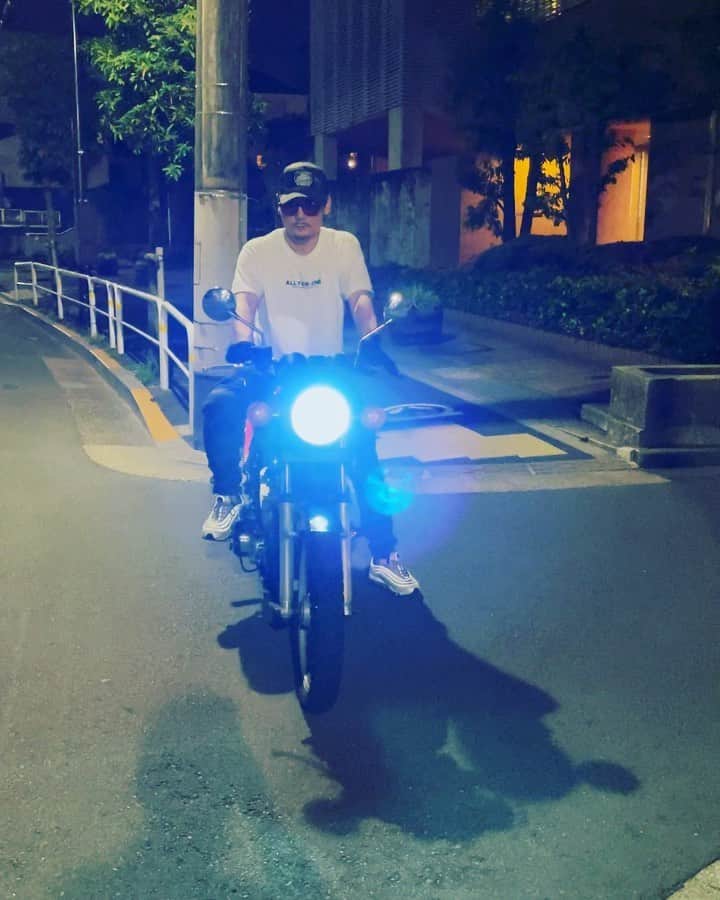 SPICY CHOCOLATEのインスタグラム：「✴︎ 縁があって  オレの元にやってきた  GSXゴキちゃん  昭和ライダースぶんぶん  昔からの仲間達は変わらず  カッコいいバイクに乗ってるわ🍉  今度一緒にどうよ😎  #爆音列島 #ZEROS #零 #零神 #零忍 #SUZUKI #gt380 #motorcycle #TOKYO #ShowaRiders」