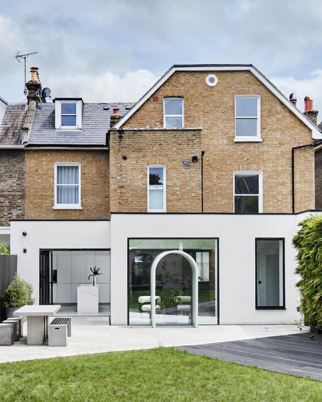 The Modern Houseさんのインスタグラム写真 - (The Modern HouseInstagram)「#forsale Grand Gesture: a renovated Victorian home in south-east London, featuring a contemporary extension.  Follow the link in our bio to see the sales particulars.  Hilly Fields, London SE4.」7月17日 19時25分 - themodernhouse