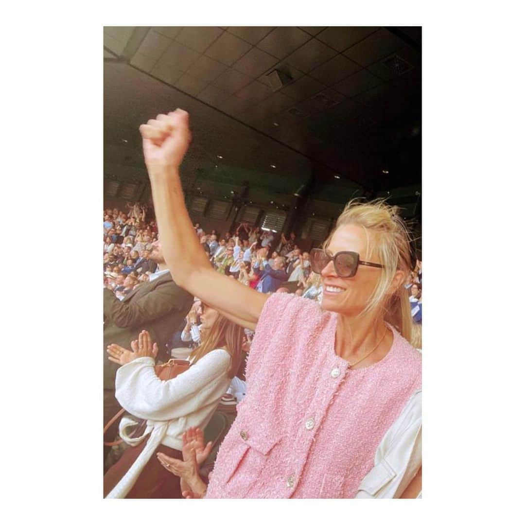 ローラ・ベイリーさんのインスタグラム写真 - (ローラ・ベイリーInstagram)「This kid won Wimbledon yesterday & it was just so special to be there!  @carlitosalcarazz 🇪🇸💫  (Photo via @tennistv)  Thanks a million Tim Henman @timhenmanfdn  & my beloved tennis gang.  I go a little crazy if I don’t play tennis every day but yesterday I was just crazy for Carlos!  (Slide 3 maybe just one eye on Brad Pitt..).  Dream day @wimbledon   🤍」7月17日 19時26分 - laurabaileylondon