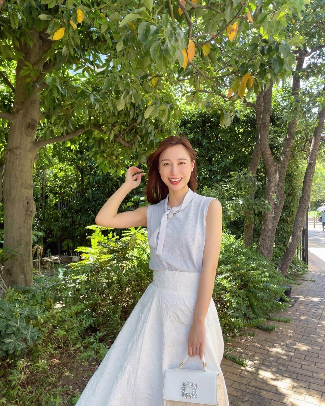 Chihiroのインスタグラム：「連休はどのようにお過ごしになられましたか？♡  私は、仕事ではじまり仕事に終わりましたが、中日には義母のお誕生日パーティーをしたり、本を2冊読み切ったりと、割とゆったり過ごすことができました🍀  また、今週末に控えているCiccyフリマの準備もゆるゆると開始しております。  ちなみに、こちらのお写真で着用しているセルフォードのトップスの色違い、白のノースリーブトップスも出品予定です♡  7/23(日)18:30〜  インスタライブに関しましては、こちらの私のアカウントで行いますので、是非覗きにいらしてください♡  ps. 1枚目は珍しく笑ってる正面写真にしてみました。そわそわ。そして風で襟元がねじねじ。。  #ciccy #フリマ #イメージコンサルタント #イメージコンサルタント東京  #パーソナルカラー診断 #パーソナルカラー診断東京 #骨格診断  〜〜〜〜〜〜〜〜〜〜〜〜〜〜〜〜〜〜〜 【イメージコンサルティングサロン　Ciccy】  パーソナルカラー診断が気になる方はこちら ▶︎ @ciccy_shibaura   ♦︎時間 9:30〜17:30 (時間調整可能)  ♦︎場所 東京都港区芝浦  ♦︎定休日 なし  ♦︎メニュー ✈︎Economy class✈︎ パーソナルカラー診断＋骨格診断 Ciccy診断士枠: ¥22,500- 代表栂野枠：¥32,000- ※ペア診断可能  ✈︎Business class✈︎ パーソナルカラー診断＋骨格診断＋メイクレッスン 代表栂野枠：¥48,500- ※ペア診断可能  ✈︎First class✈︎ 3〜4日かけて行うトータルプロデュース。メニューはカスタマイズ可能。 代表栂野枠：99,500-  詳細はInstagramプロフィール下のURLよりご確認ください。 〜〜〜〜〜〜〜〜〜〜〜〜〜〜〜 【イメージコンサルタント養成講座】  GIA芝浦校の養成講座は8月まで満席です。 現在2023年9月スタートより募集を開始いたしました♡ 詳しくはHPをご覧ください♡  〜〜〜〜〜〜〜〜〜〜〜〜〜〜〜」
