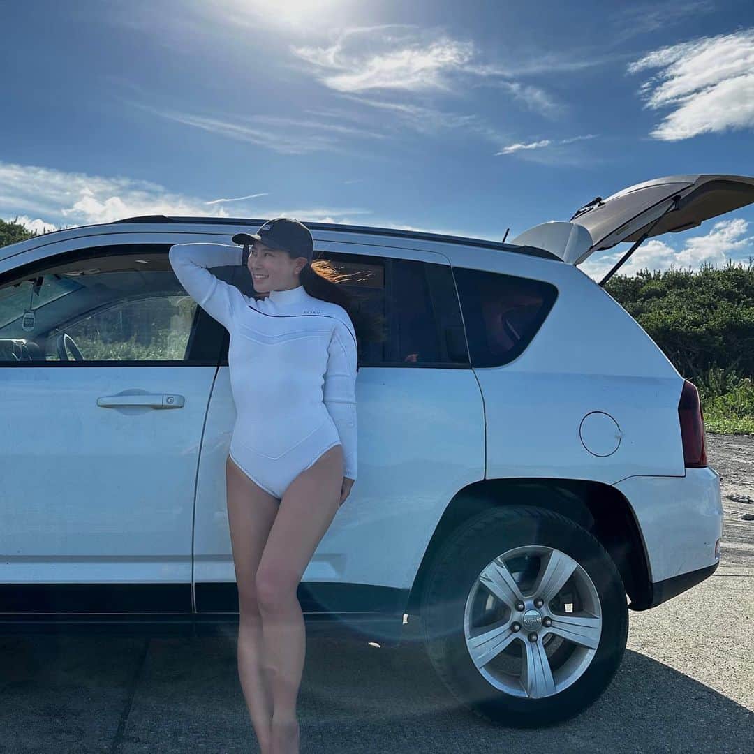 渡辺愛のインスタグラム：「my fav white🤍 @roxyjapan」