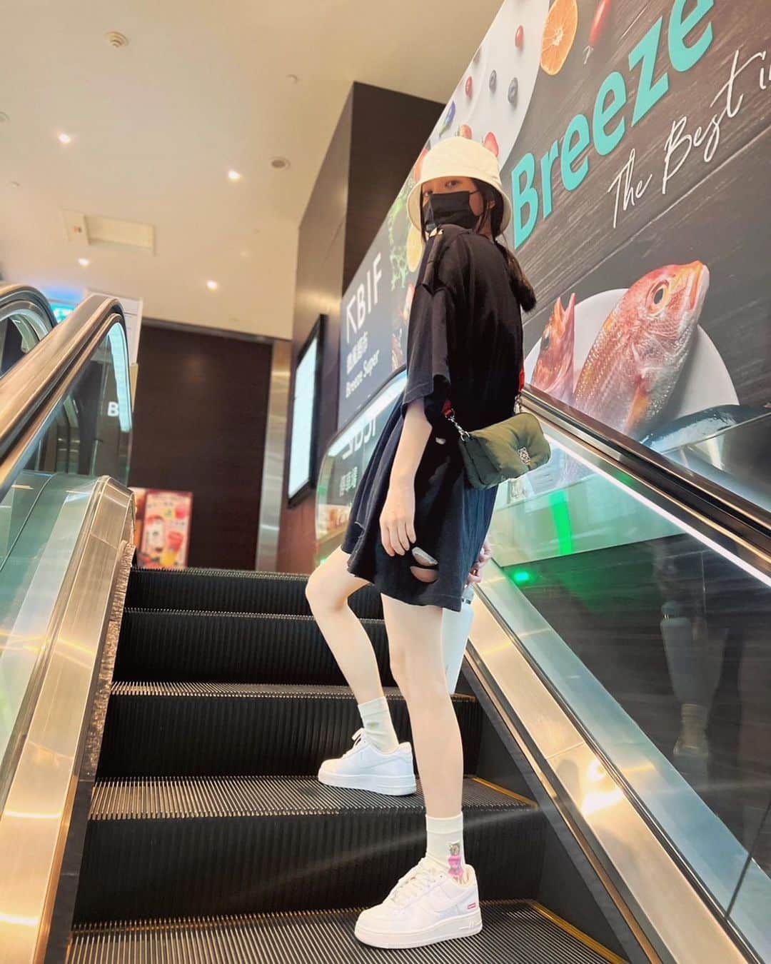 パフ・クオのインスタグラム：「買菜 My time 🥬🥦🌽🍠🍅🥕🥒🥔🫑🌶️🧅🧄  . . .  #Loewe」