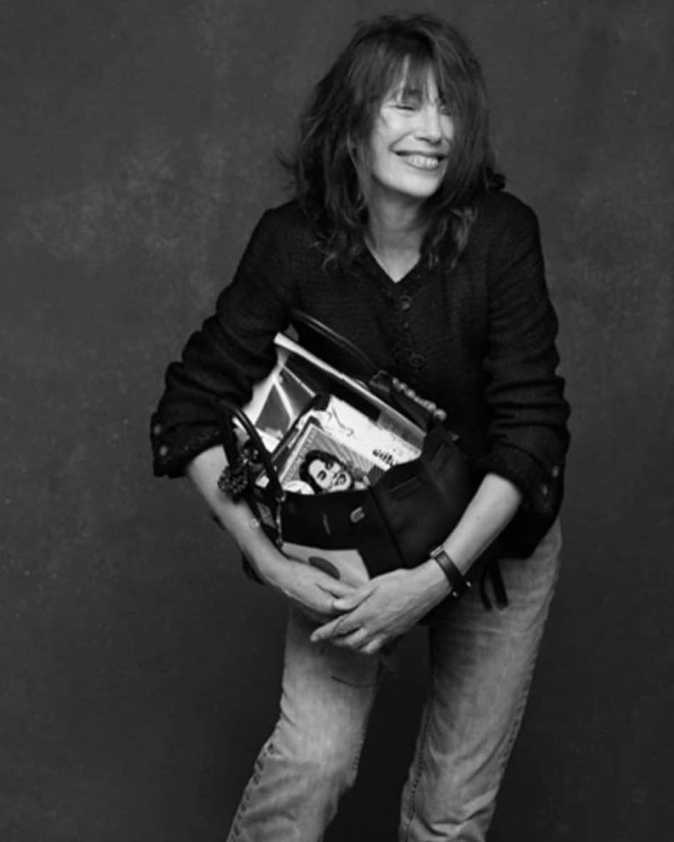 カリーヌ・ロワトフェルドのインスタグラム：「La petite veste noire by Karl Lagerfeld!  She showed me everything she got in her Birkin! And specially a book about this wonderful woman, Aung San Suu Kyi.   Jane forever 🤍  #JaneBirkin #KarlLagerfeld @peterphilipsmakeup」