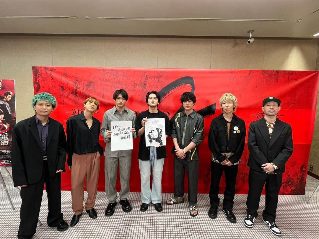 柳沢亮太のインスタグラム：「#東京リベンジャーズ2 -決戦- 大ヒット御礼舞台挨拶＆全国同時生中継ライブビューイング、さらにTikTokLIVE＆インスタライブも。楽しい時間をありがとうございました。作品は勿論のこと、役者さん同士の想い合いとか、スタッフさん達とのチーム感とか、凄く良いなあと改めて実感しました。まだまだ #東リべ2アツい ！この作品に関われて嬉しいです。是非劇場でご覧下さい！ #北村匠海 #山田裕貴 #間宮祥太朗 #SUPERBEAVER #儚くない」