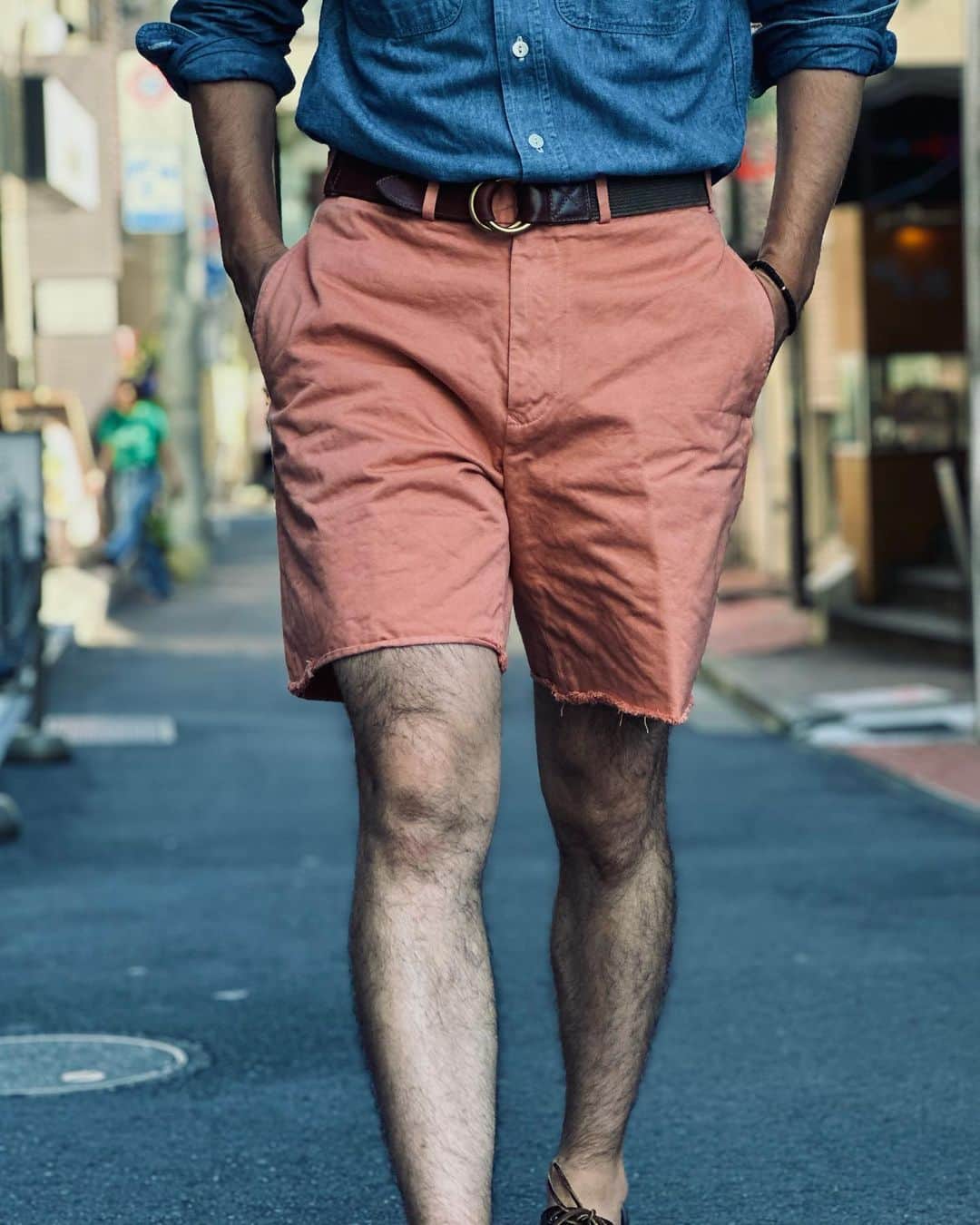 BEAMS+さんのインスタグラム写真 - (BEAMS+Instagram)「・ BEAMS PLUS RECOMMEND.  ＜BEAMS PLUS＞ Cut-off Chino Shorts  Twill shorts with a basic American traditional feel. The rise and thickness are finished in a relaxed silhouette that can be coordinated with a classic atmosphere. The hem is casually cut off and the product is dyed to create a used atmosphere.  -------------------------------------  ベーシックなアメリカントラディショナルを感じられるツイルショーツ。股上や太さは、クラシックな雰囲気でコーディネートできるようリラックス感のあるシルエットに仕上げました。 さりげない裾のカットオフ処理と製品染めを施し、ユーズド感のある雰囲気を演出しています。    #beams #beamsplus #beamsplusharajuku  #harajuku #mensfashion #mensstyle #stylepoln #menswear #cutoff #chino」7月17日 20時10分 - beams_plus_harajuku