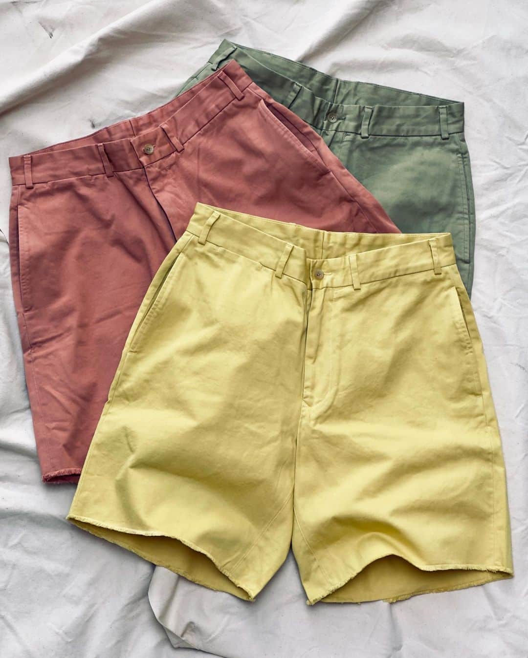 BEAMS+さんのインスタグラム写真 - (BEAMS+Instagram)「・ BEAMS PLUS RECOMMEND.  ＜BEAMS PLUS＞ Cut-off Chino Shorts  Twill shorts with a basic American traditional feel. The rise and thickness are finished in a relaxed silhouette that can be coordinated with a classic atmosphere. The hem is casually cut off and the product is dyed to create a used atmosphere.  -------------------------------------  ベーシックなアメリカントラディショナルを感じられるツイルショーツ。股上や太さは、クラシックな雰囲気でコーディネートできるようリラックス感のあるシルエットに仕上げました。 さりげない裾のカットオフ処理と製品染めを施し、ユーズド感のある雰囲気を演出しています。    #beams #beamsplus #beamsplusharajuku  #harajuku #mensfashion #mensstyle #stylepoln #menswear #cutoff #chino」7月17日 20時10分 - beams_plus_harajuku