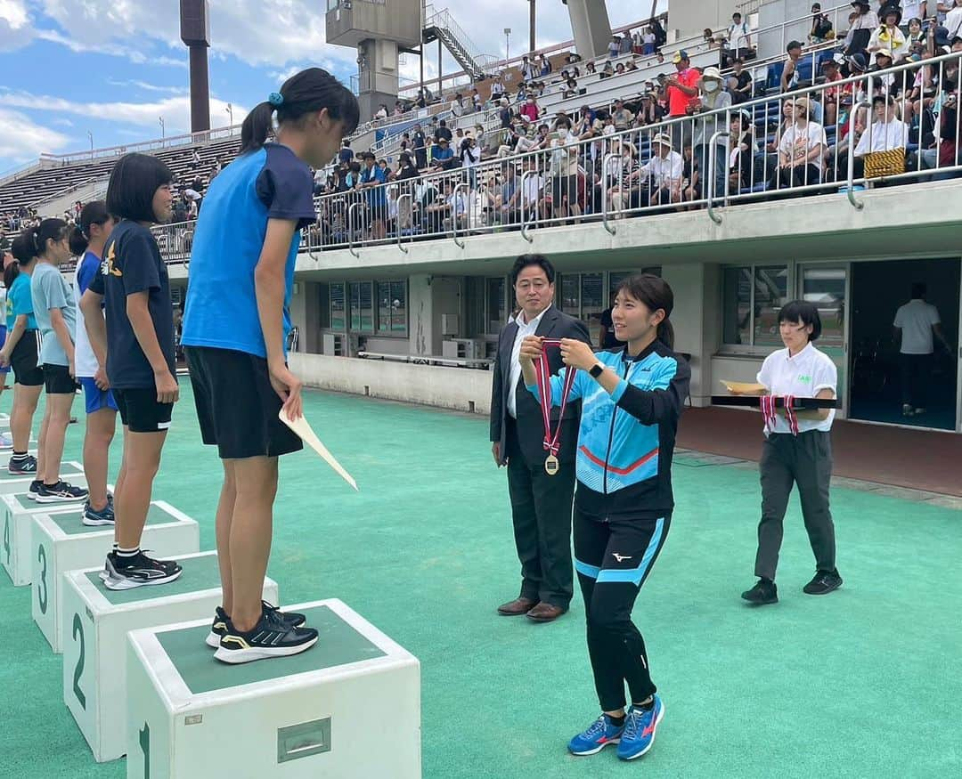 児玉芽生のインスタグラム：「・ 日清カップ山形大会のプレゼンターとして 高3インターハイぶりに山形へ🍒  日清カップやインターハイを目標に 一心不乱に走ってた当時のことを 思い出しました👧🏻🥇💭  諦めずに最後まで戦う姿をみて 刺激を受けたので 私も秋シーズン頑張ります！！」