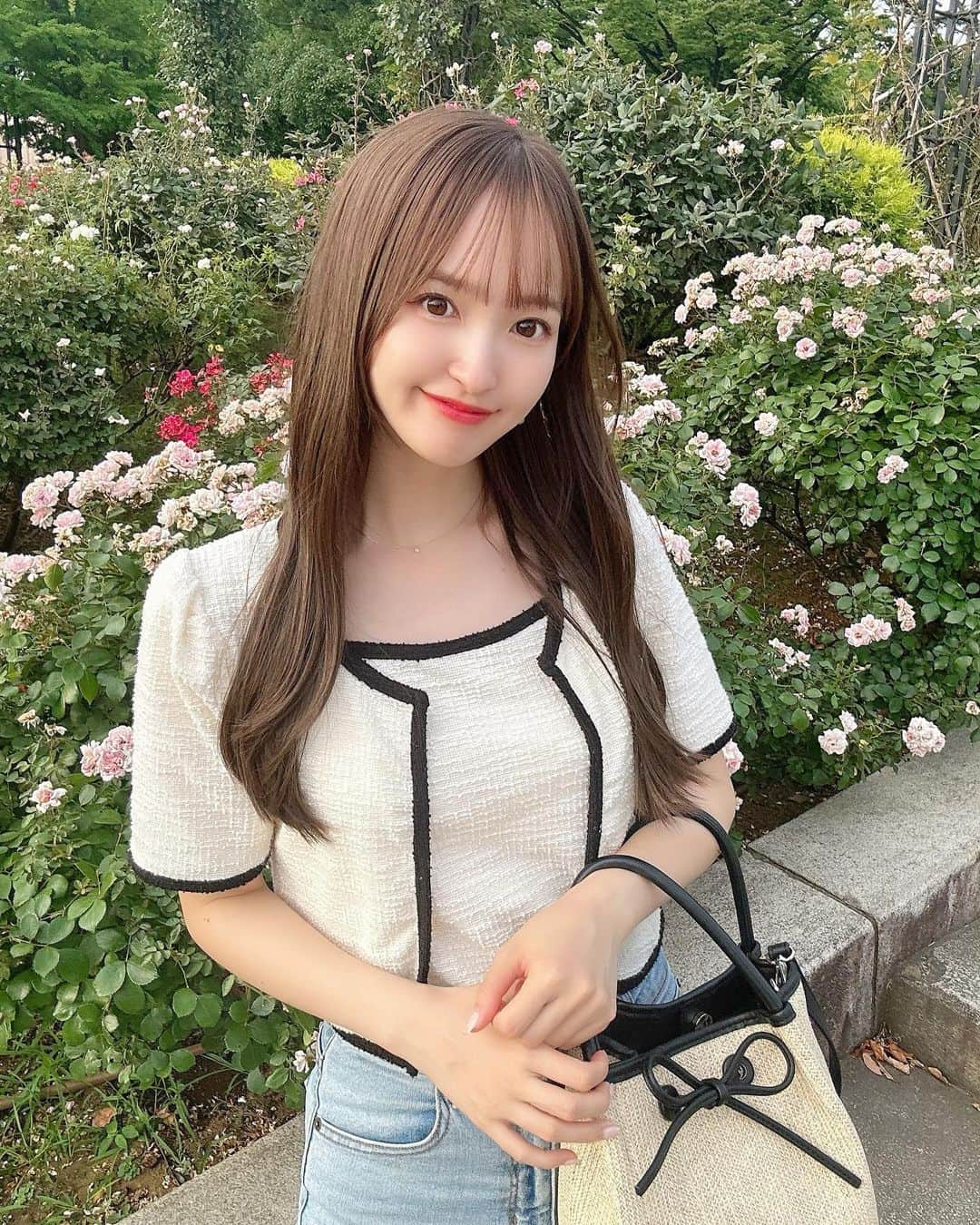 あかねぴのインスタグラム：「. ⁡ 久しぶりに横浜行ってきた〜⛲️♡ リップグロス作りしたり、 ペットショップでわんちゃん見たり 暑いから室内でいろいろ楽しんだ☺️🫶🏻 ⁡ ちょうど帰りに花火が見れて、夏って感じの日🍉💕 ⁡ tops @dholic_official  配色ツイードキャミ&カーディガンSET・t00928 ⁡ ⁡ #dholic #code #ootd #155cm #韓国コーデ #ディーホリック #夏コーデ #デニムコーデ #155cmコーデ」