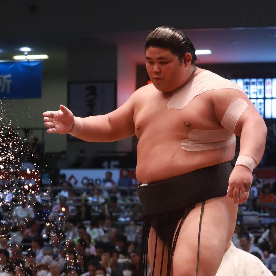 日本相撲協会さんのインスタグラム写真 - (日本相撲協会Instagram)「大相撲名古屋場所九日目！  1敗が、#豊昇龍、#錦木、#北勝富士。 2敗が、#大栄翔、#若元春、#遠藤。 ３敗が、#玉鷲、#湘南乃海、#宝富士、#伯桜鵬。  大関を目指す3関脇は、ともに優勝争いを牽引。  熱い戦いから目が離せません！  @sumokyokai  #大相撲 #sumo #相撲 #力士 #お相撲さん #japanphoto #sumowrestlers #japanculture  #七月場所 #名古屋場所 #ドルフィンズアリーナ #愛知県体育館 #満員御礼」7月17日 19時46分 - sumokyokai