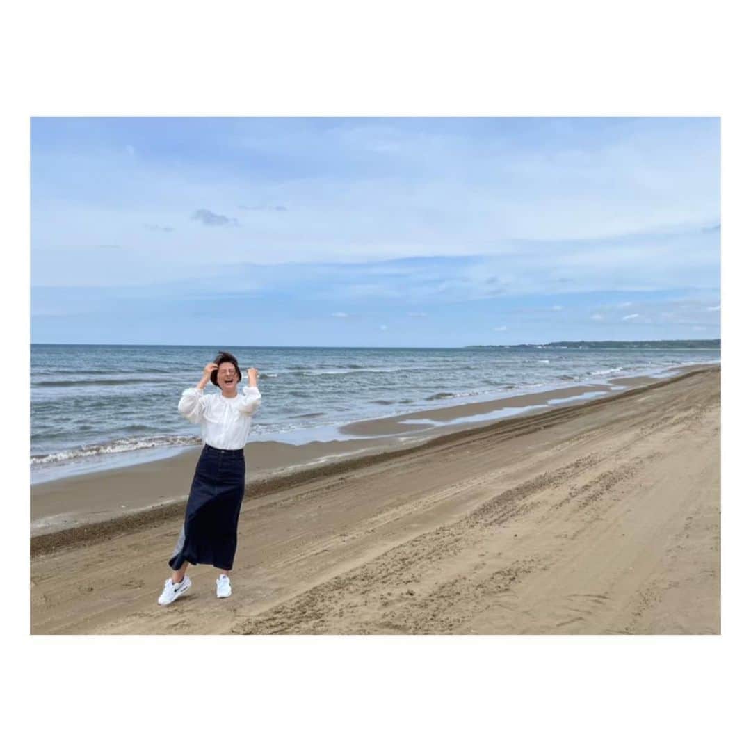 徳島えりかのインスタグラム：「* #海の日 あー！風が強すぎる！！！！と叫んでいる瞬間です😂 （たぶん）  #日本で唯一ドライブできる海岸 #🏖️」