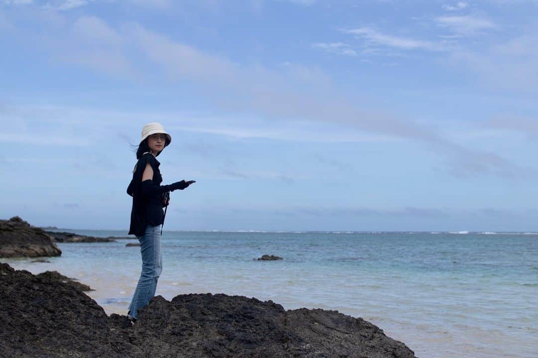 上大迫祐希のインスタグラム：「海の日！ということで一年前奄美大島に行った時の写真。写真を撮りたいがためだけに、いくつかカメラを持って母の故郷へ。台風が近づいていてなかなか晴れず、3枚目の写真の日だけすごくいいお天気でした＾＾  今年、海行けるかなあ  #海の日 #奄美大島 #故郷  #カメラ #写真 #camera #canon #mamiya #rz67proii」